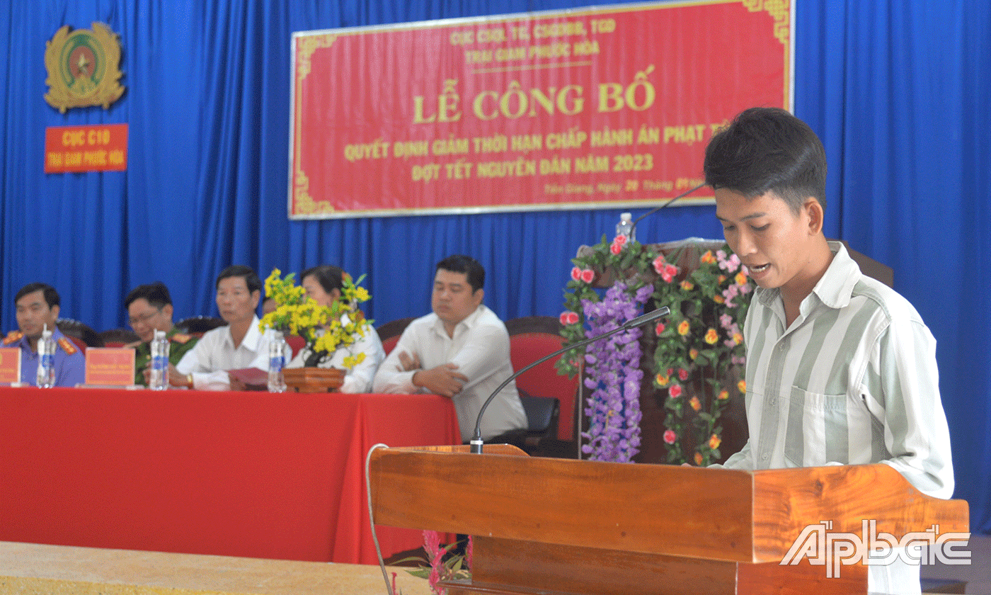 Phạm nhân Trần Minh Tuấn phát biểu cảm tưởng.