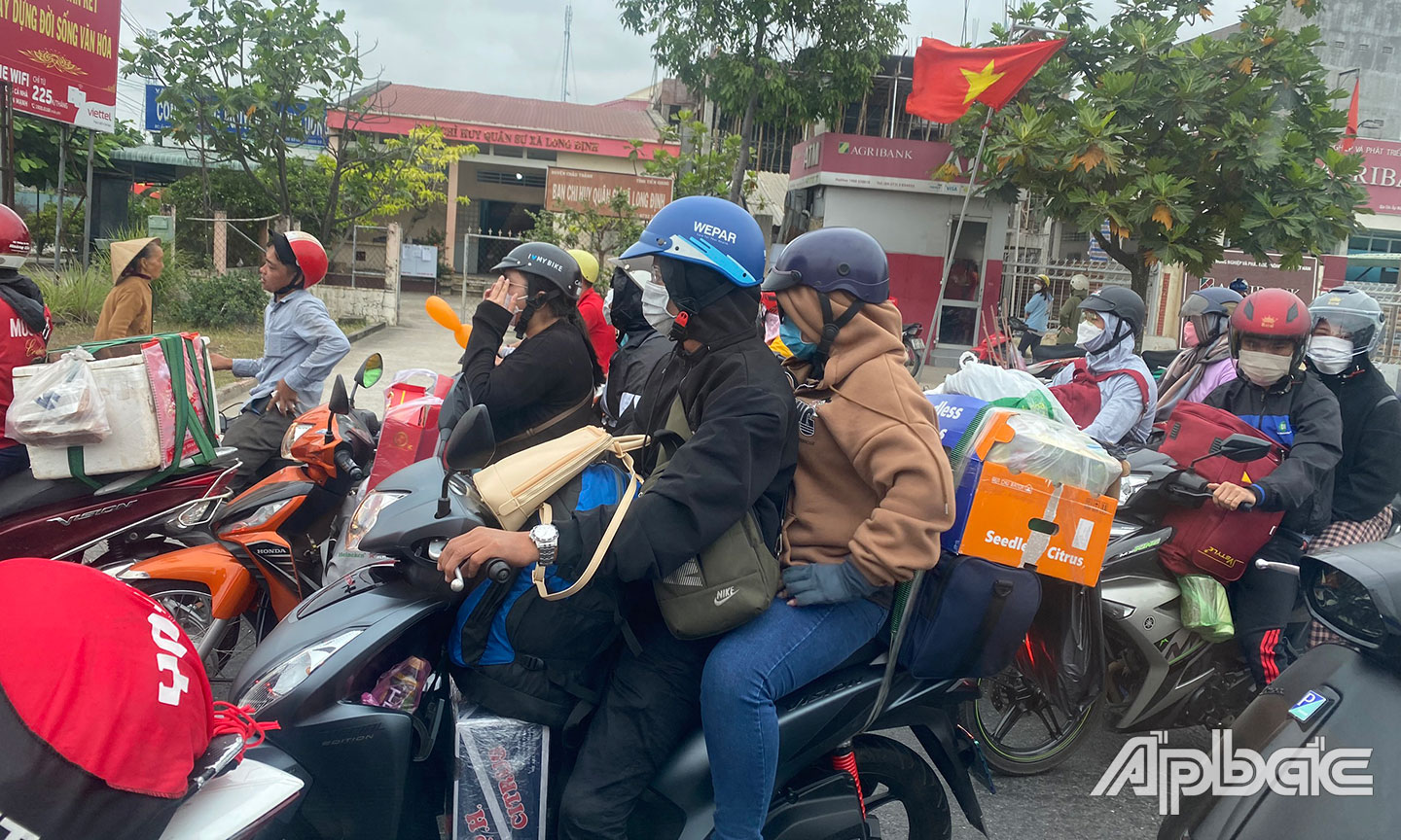 Dòng người bắt đầu đông từ trưa và chiều ngày 29 Tết.
