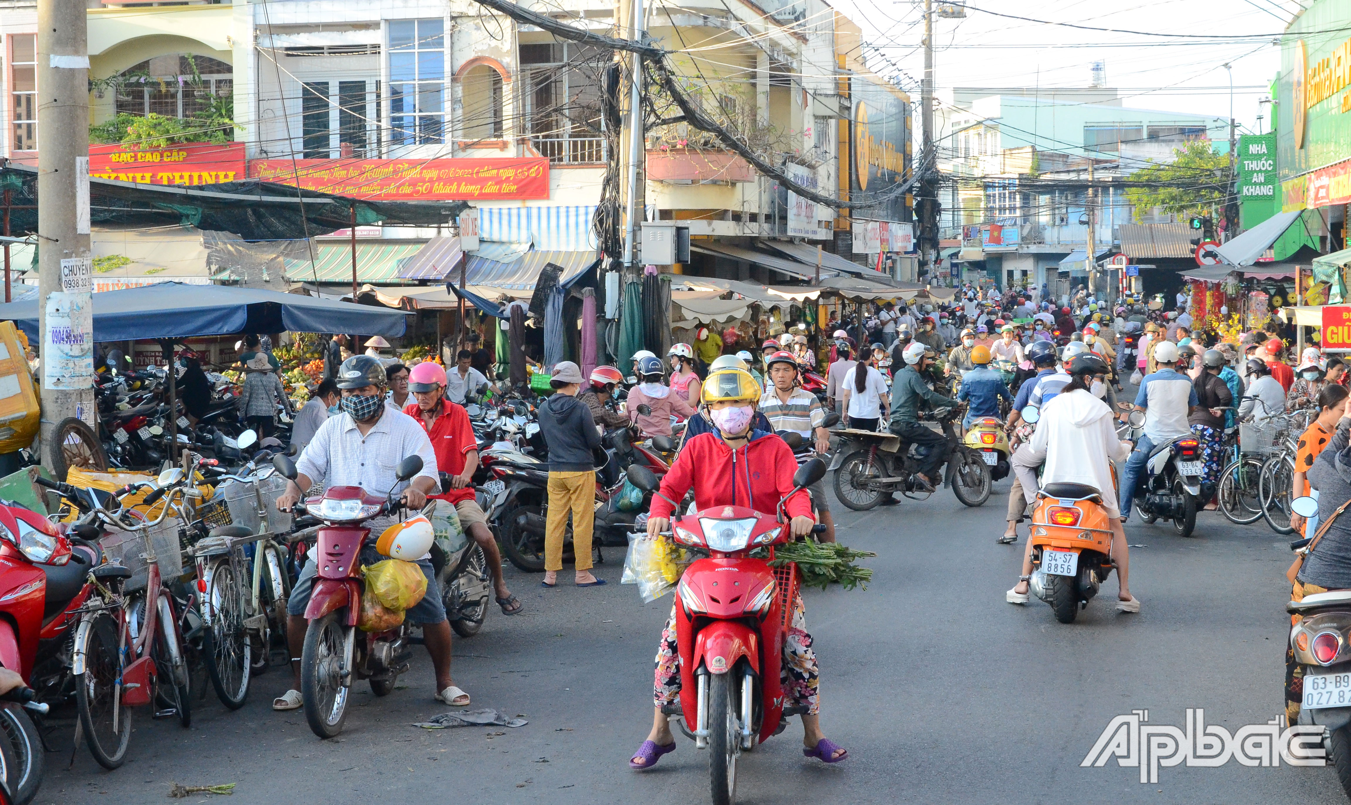 Chợ Thạnh Trị nhộn nhịp vào ngày 30 tết.