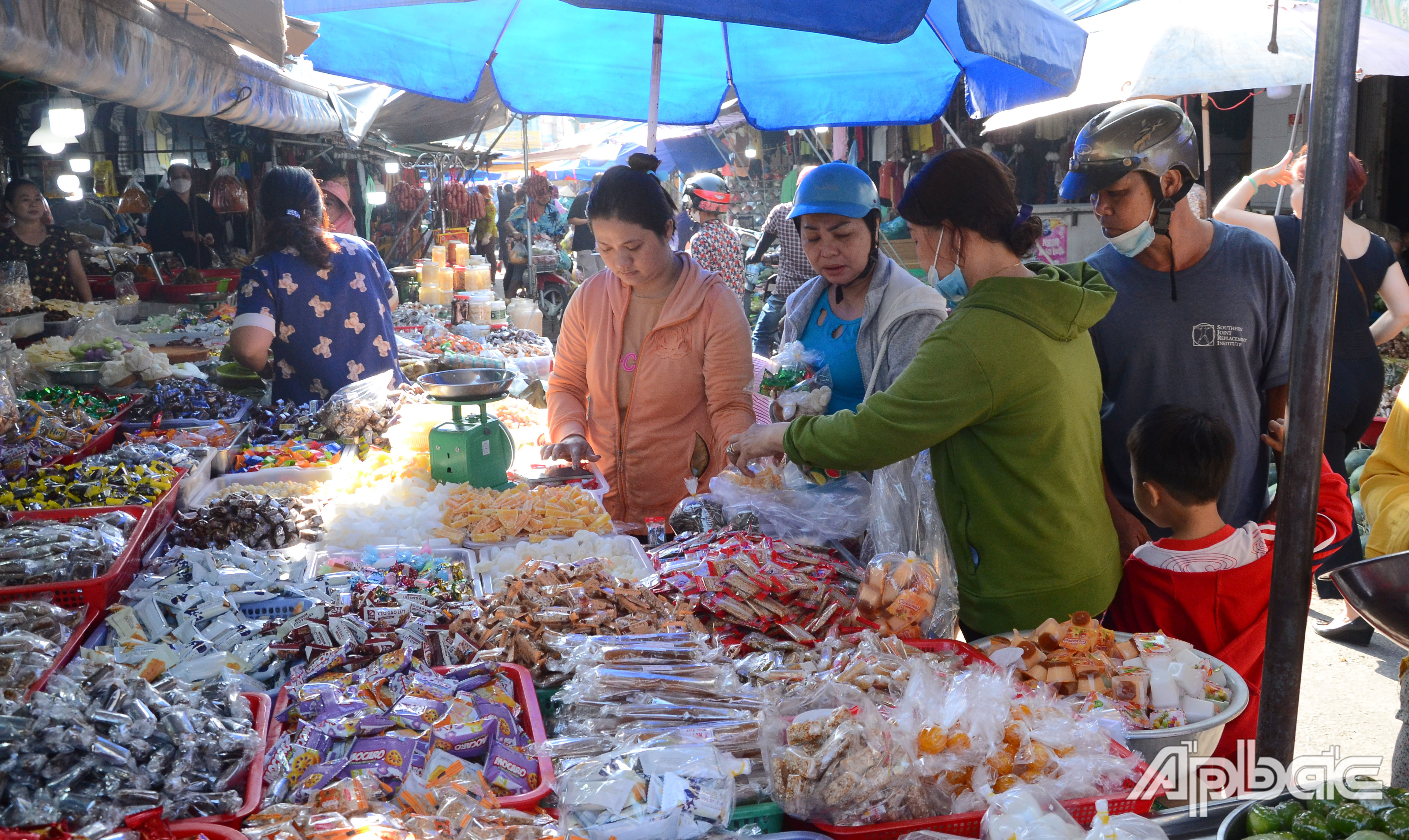 Năm nay, sức mua bánh, mứt giảm so với những năm trước.