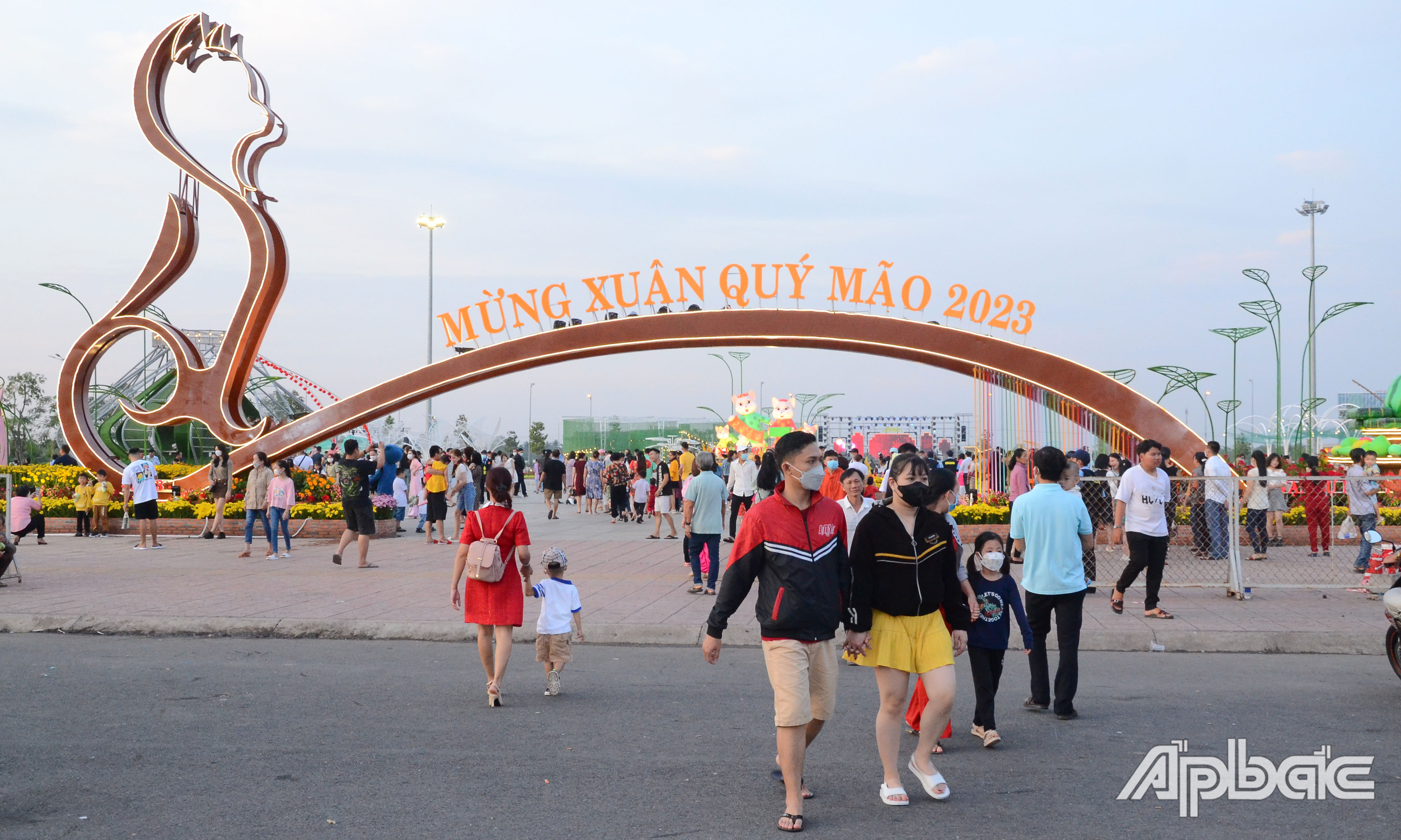 Công trình trang trí đèn nghệ thuật và các cụm tiểu cảnh mừng Xuân Quý Mão năm 2023 tại Quảng trường Hùng Vương thu hút đông người dân đến du xuân.