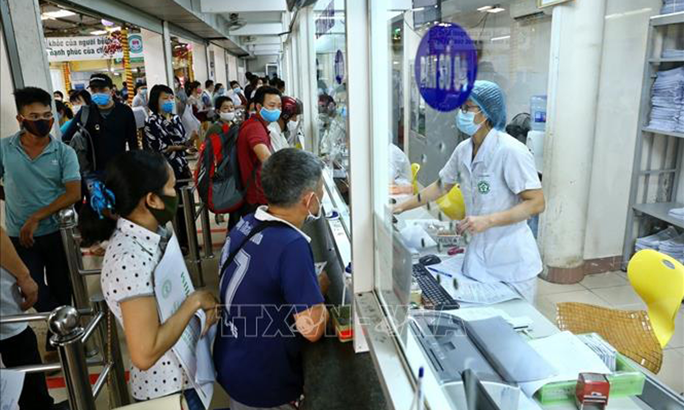 Khu vực làm thủ tục đăng ký khám bệnh tại Bệnh viện Bạch Mai. Ảnh tư liệu: Minh Quyết/TTXVN