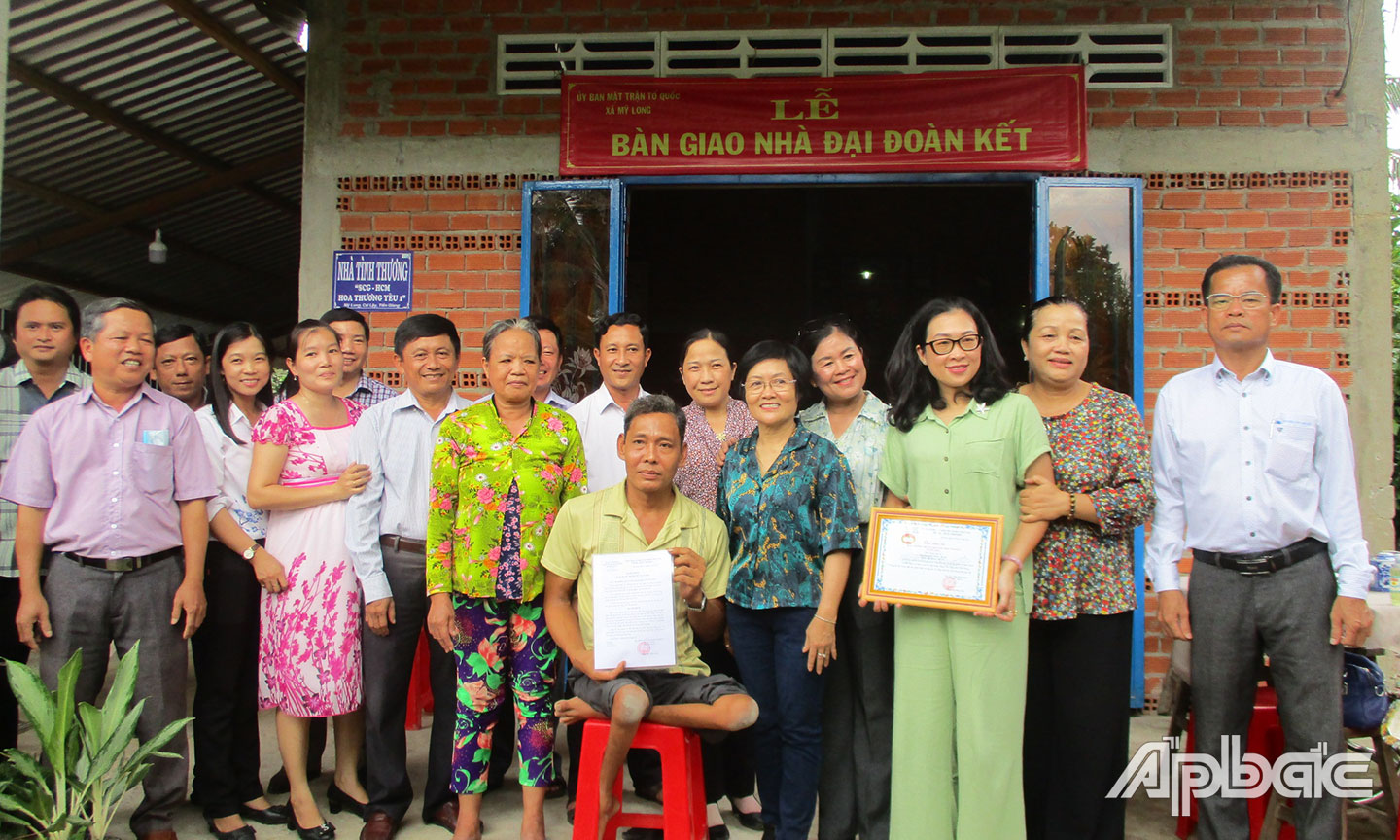 Bàn giao nhà đại đoàn kết cho anh Lê Văn Vũ, ấp Mỹ Phú, xã Mỹ Long.