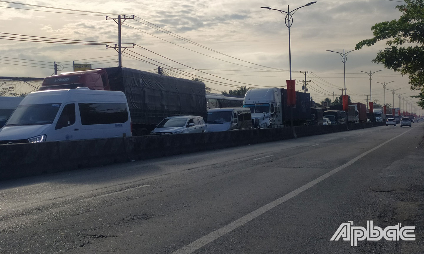 Phương tiện di chuyển chậm từ cầu Rượu đến ngã 4 Đồng Tâm.