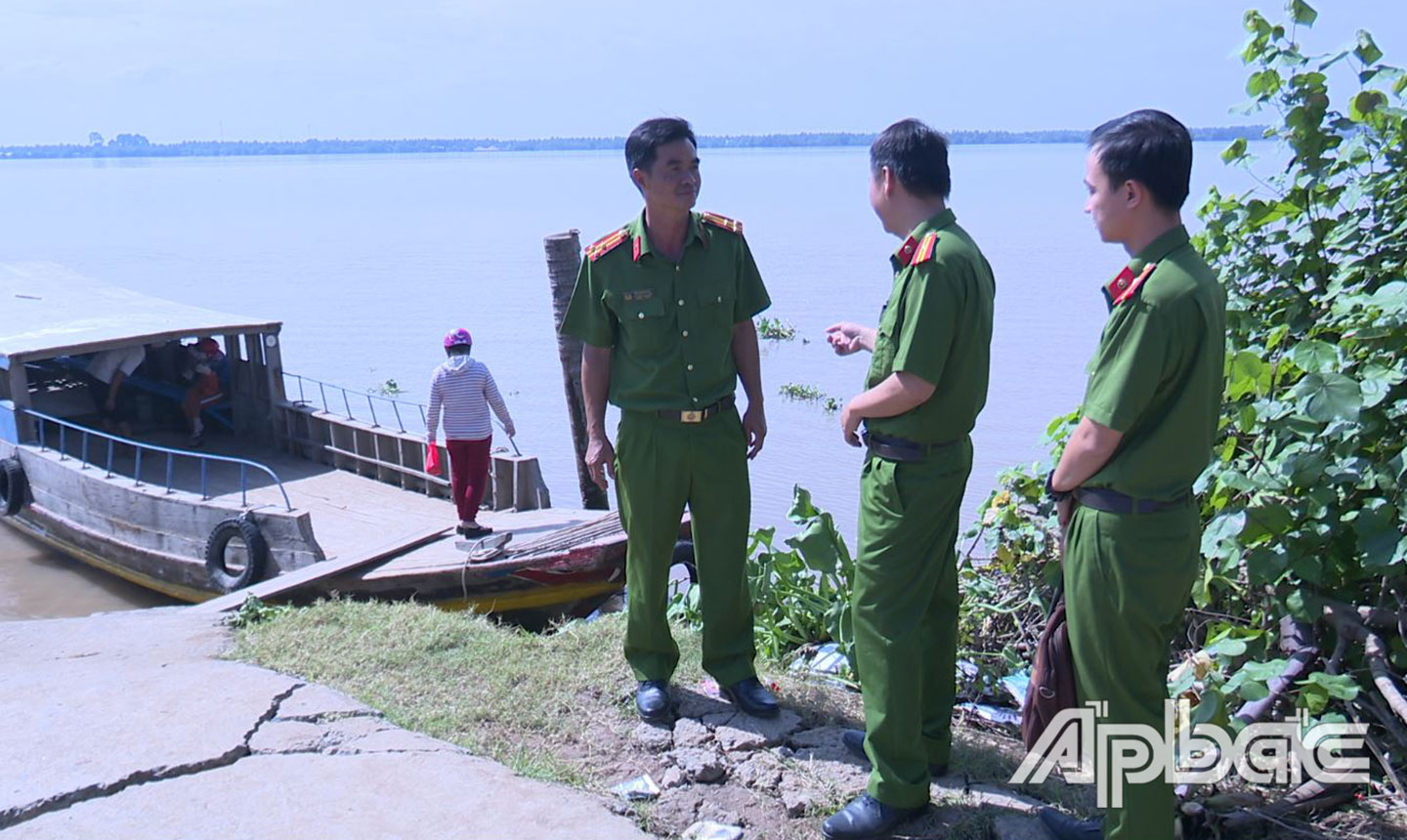 Ban Chỉ huy Công an huyện Tân Phú Đông đến thăm, động viên Công an  xã Tân Thạnh và đi thực tế tại 1 bến đò trên địa bàn xã Tân Thạnh trong ngày  làm việc đầu xuân (mùng 6 tết). 	Ảnh: LÊ HOÀI