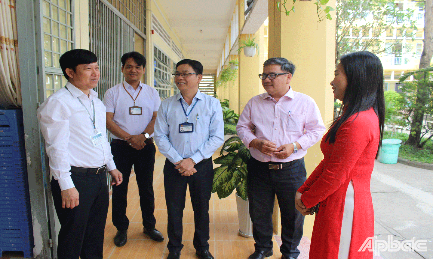 Tiến sĩ Lê Quang Trí trao đổi với cán bộ, lãnh đạo Phòng Giáo dục và Đào tạo TP. Mỹ Tho, Ban Giám hiệu Trường Tiểu học Nguyễn Huệ. 
