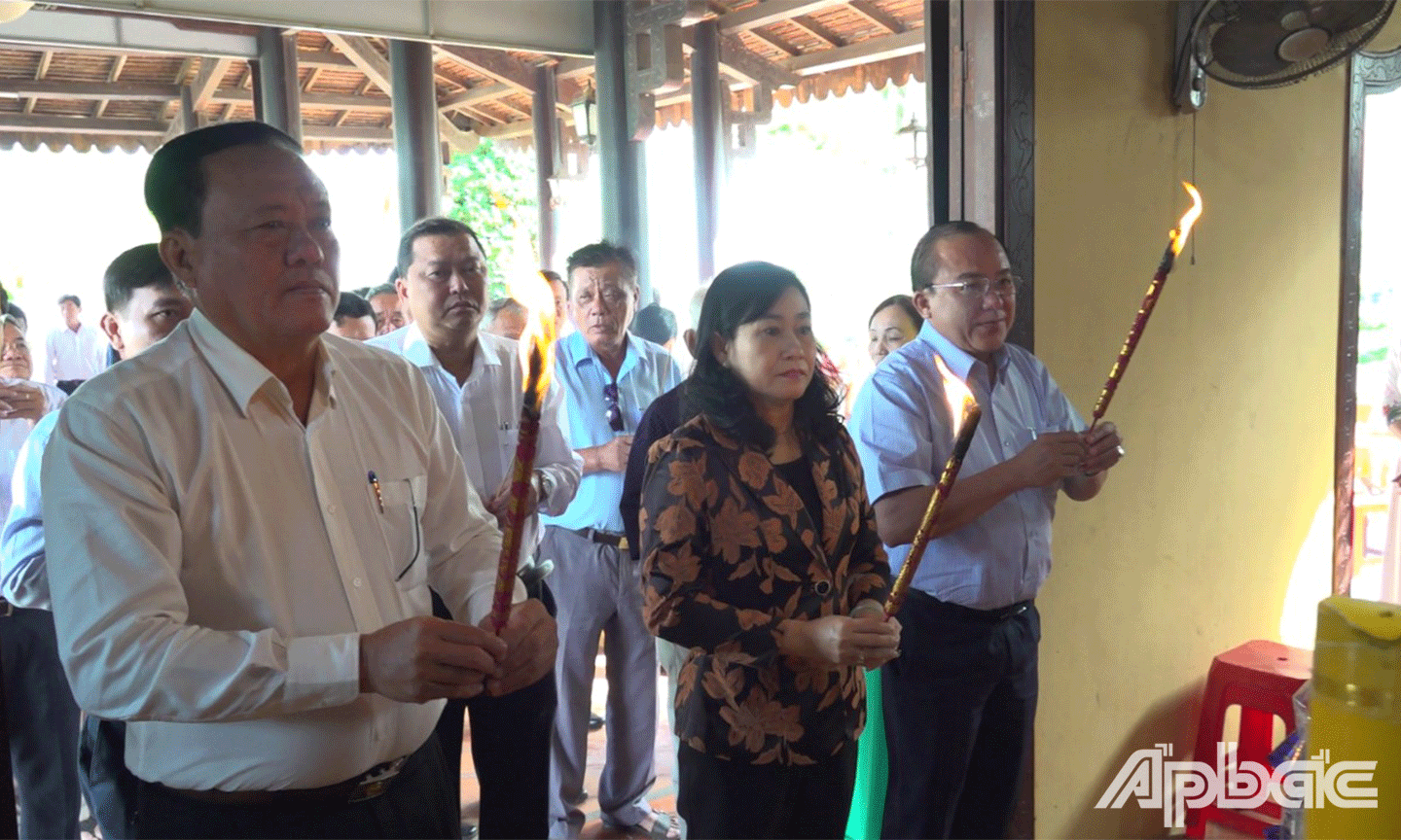 Đại biểu thắp hương, tưởng niệm tại Đền thờ Anh hùng Dân tộc Trương Định (tọa lạc ấp 2, xã Gia Thuận).