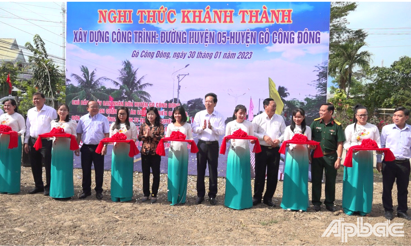 Đại biểu tham dự nghi thức cắt băng khánh thành dự án nâng cấp Đường huyện 05, huyện Gò Công Đông