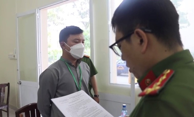 Cơ quan điều tra tống đạt quyết định khởi tố bị can và bắt tạm giam với Huỳnh Công Tân.