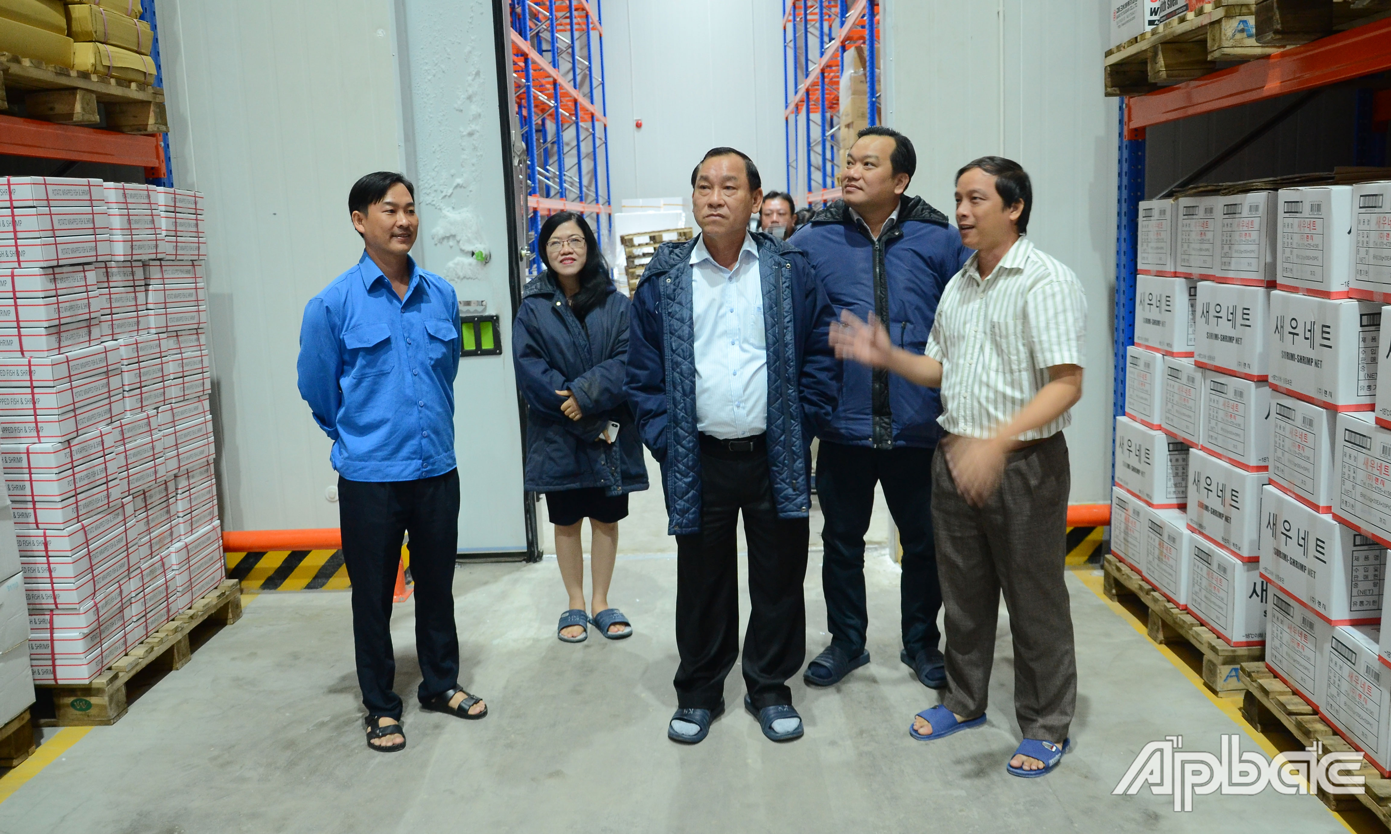 Đồng chí Nguyễn Văn Vĩnh tham quan hoạt động sản xuất của Công ty TNHH Xuất nhập khẩu thực phẩm Á Châu.