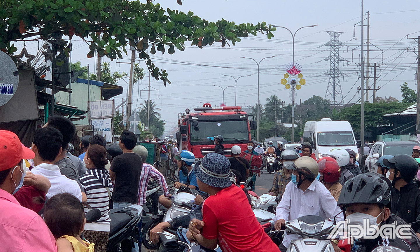 Rất đông người tụ tập xung quanh.