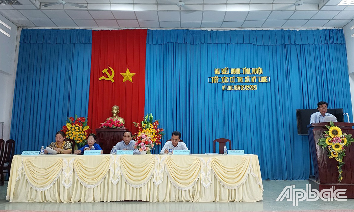  Đại biểu HĐND tỉnh trả lời ý kiến cử tri. 