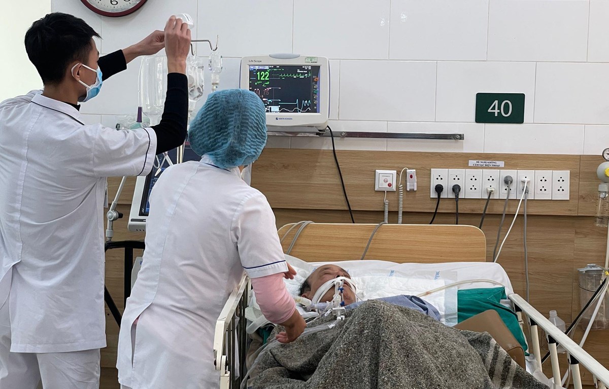 Nhân viên y tế đang theo dõi sức khoẻ cho một trường hợp ngộ độc rượu tại Trung tâm Chống độc, Bệnh viện Bạch Mai. (Ảnh: PV/Vietnam+)