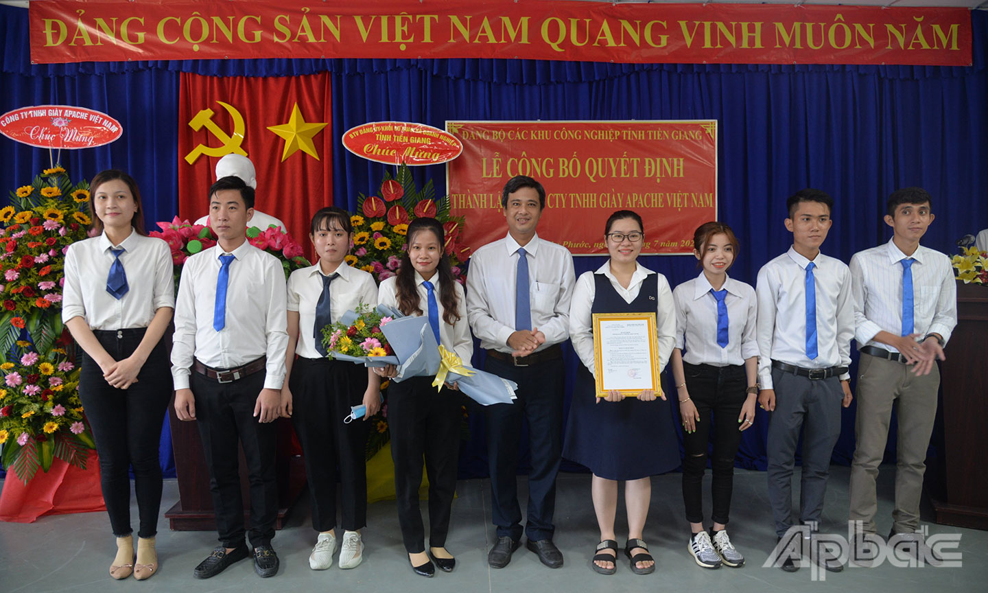 Đồng chí Trần Minh Diễn, Bí thư Đảng ủy các Khu công nghiệp tỉnh trao Quyết định thành lập Chi bộ Công ty TNHH Giày Apache Việt Nam (Khu công nghiệp Long Giang, huyện Tân Phước). Ảnh: P. MAI