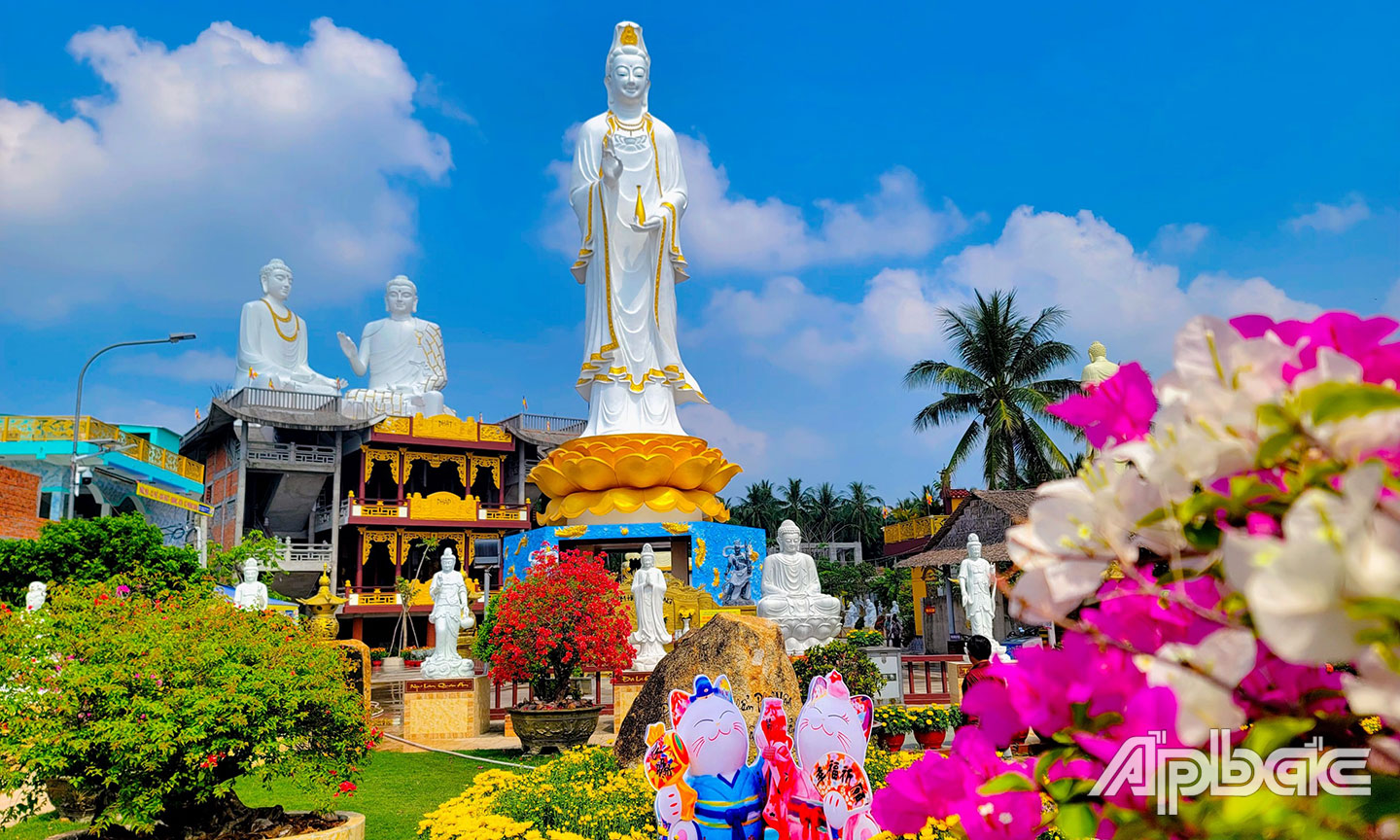 Với vị trí nằm cạnh sông, chùa Liên Hoa trở thành điểm du lịch tâm linh thu hút hàng ngàn lượt khách thập phương.