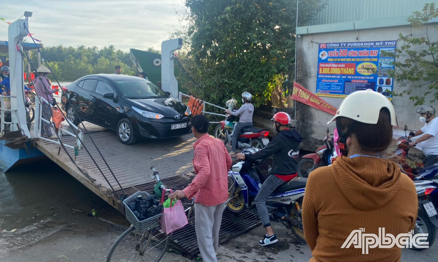 Người dân hạn chế chen lấn trong việc lên xuống phà nhằm đảo an toàn.