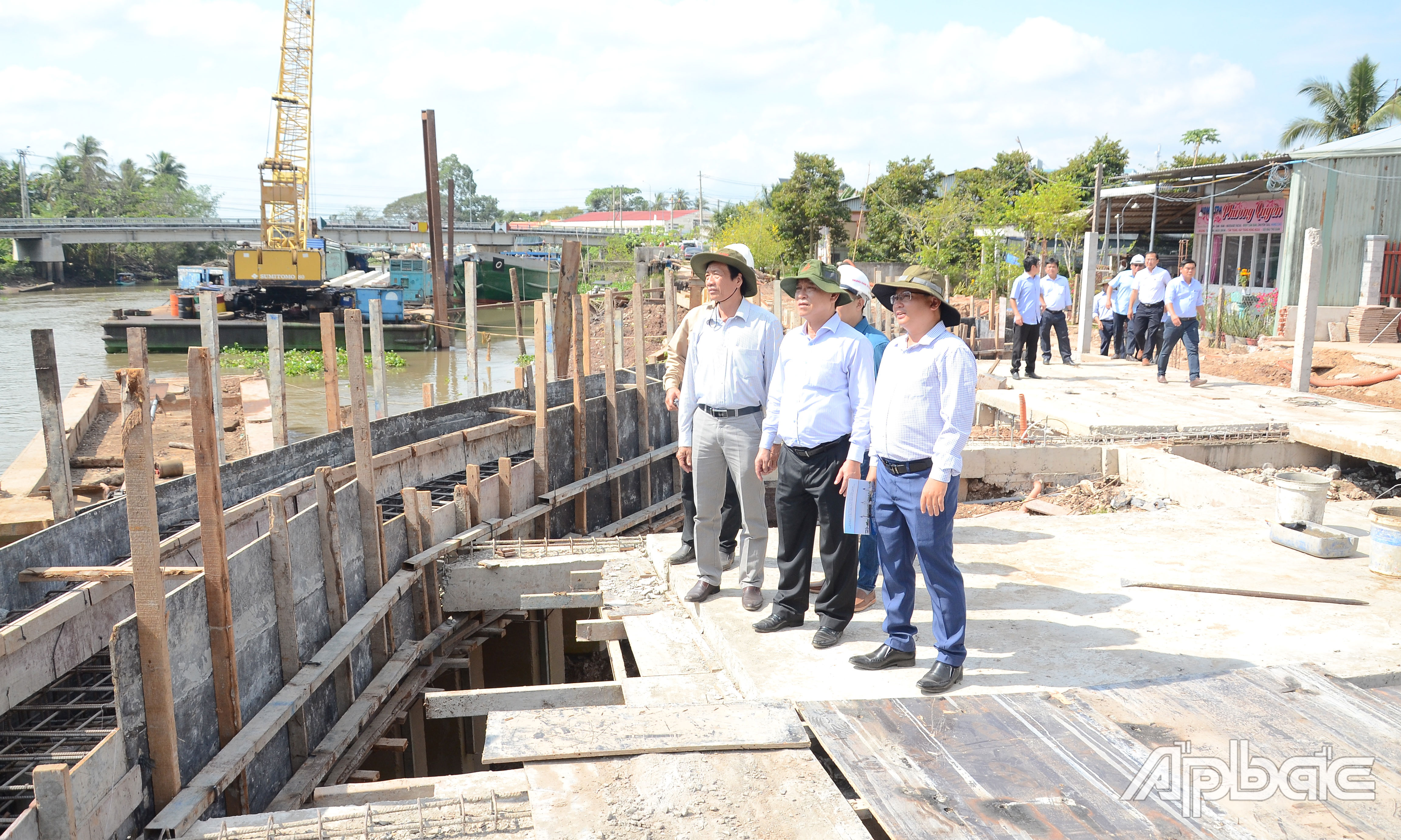 Đồng chí Nguyễn Văn Vĩnh kiểm tra tiến độ cống Phú Phong.