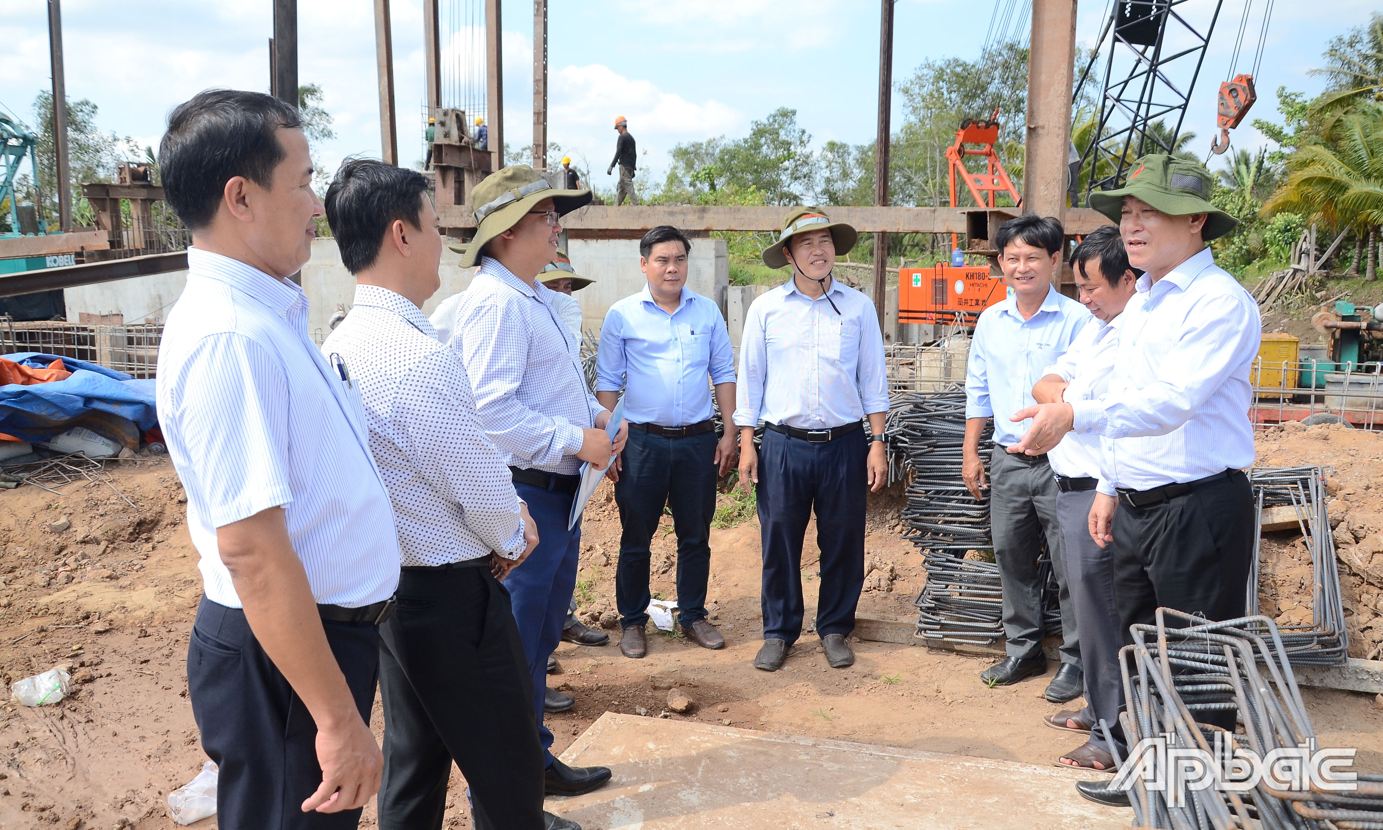 Đồng chí Nguyễn Văn Vĩnh kiểm tra tiến độ cống Cây Còng.
