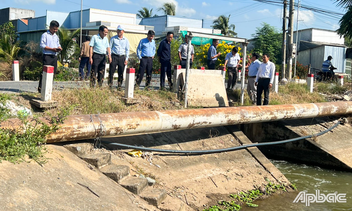 Đoàn kiểm tra tại kinh N8 (xã Thạnh trị).