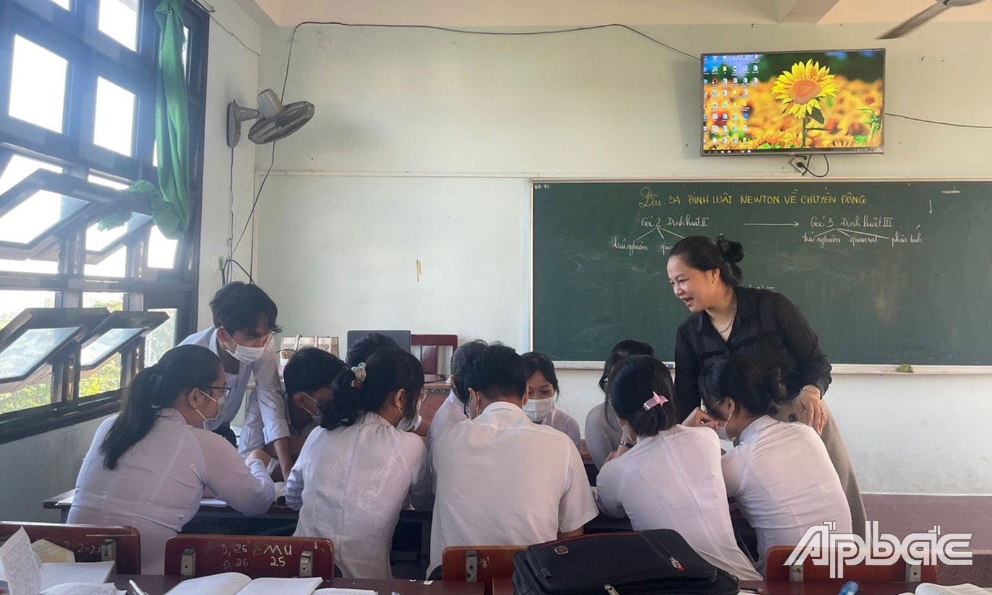 Một tiết học môn Vật lý ở Trường THPT Vĩnh Bình.