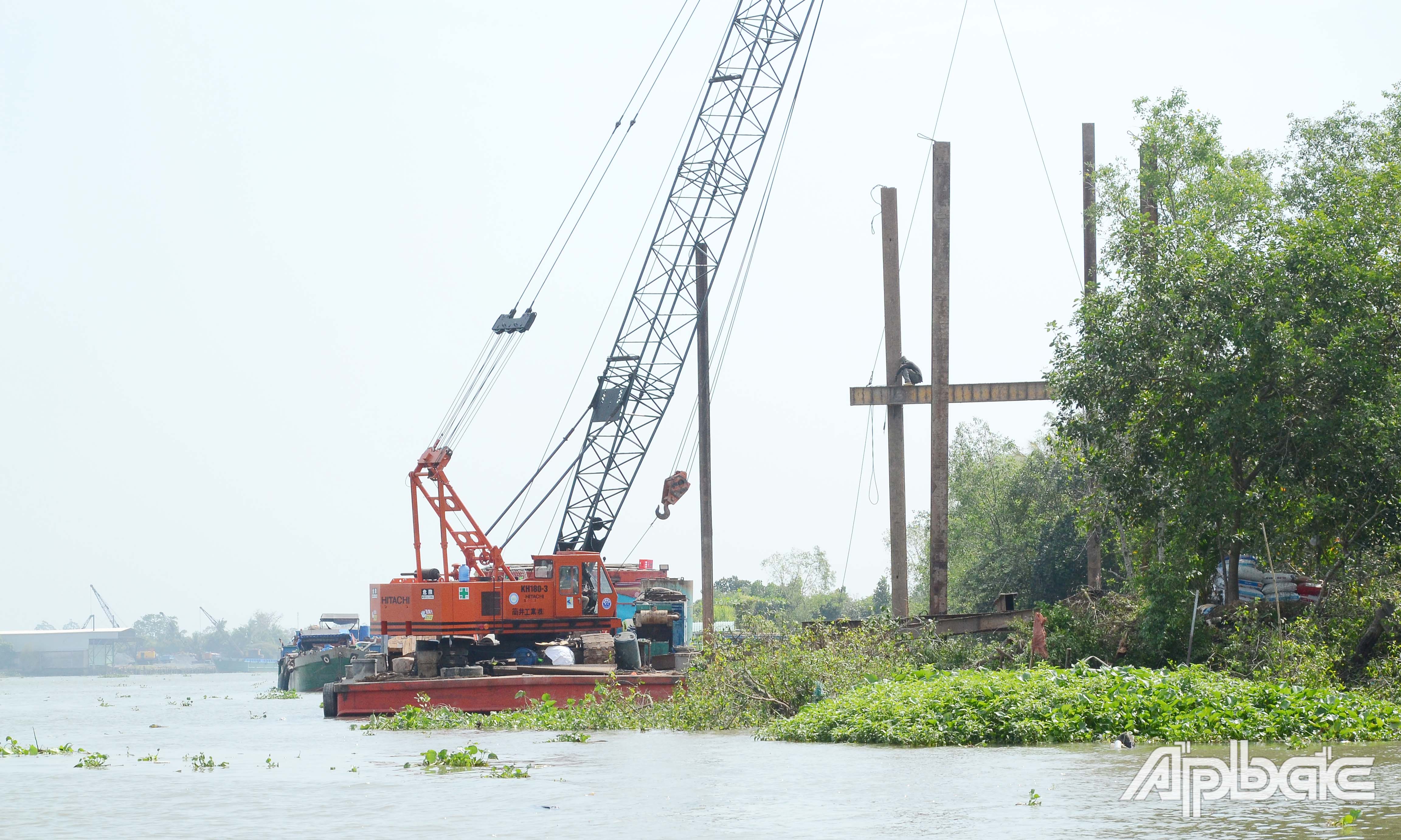 Công trình kè chống sạt lở bờ sông Tiền khu vực Tân Phong (đoạn 3) đang được triển khai thi công.