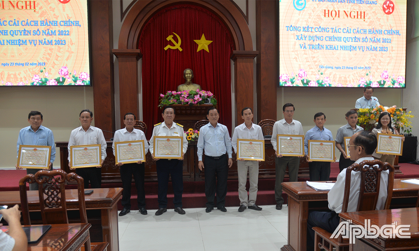 Khen thưởng các tập thể có thành tích.