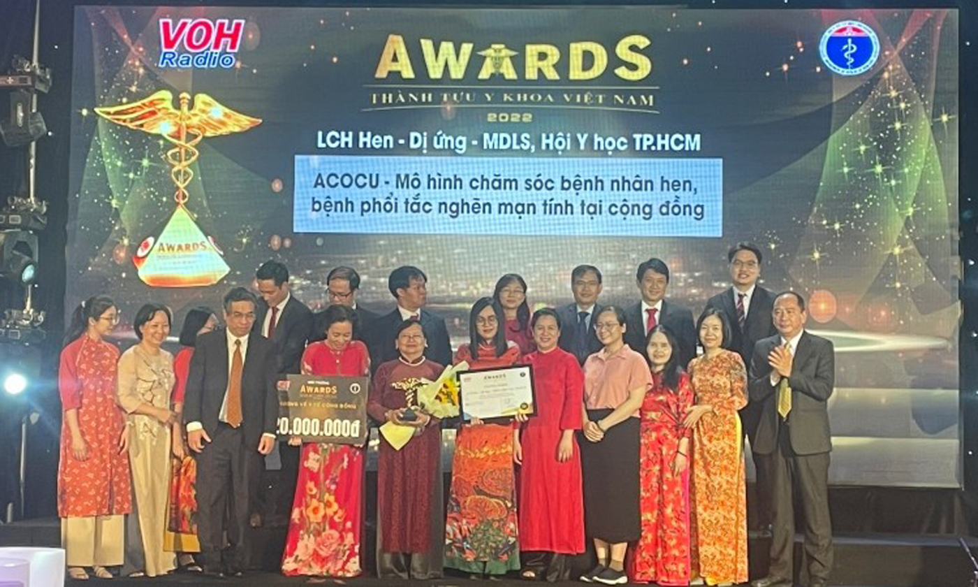 Trưởng Ban Tổ chức Thành ủy Thành phố Hồ Chí Minh Nguyễn Phước Lộc trao giải thưởng Thành tựu y khoa Việt Nam cho Mô hình chăm sóc bệnh nhân hen, bệnh phổi tắc nghẽn mạn tính tại cộng đồng.