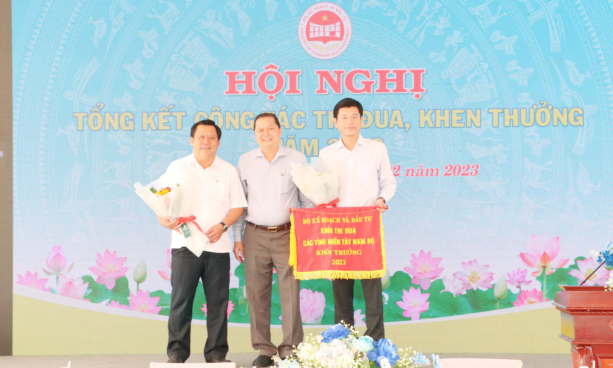 Trao Cờ Khối trưởng Khối thi đua Sở KH&ĐT các tỉnh, thành miền Tây Nam bộ năm 2023 cho tỉnh Tiền Giang.      