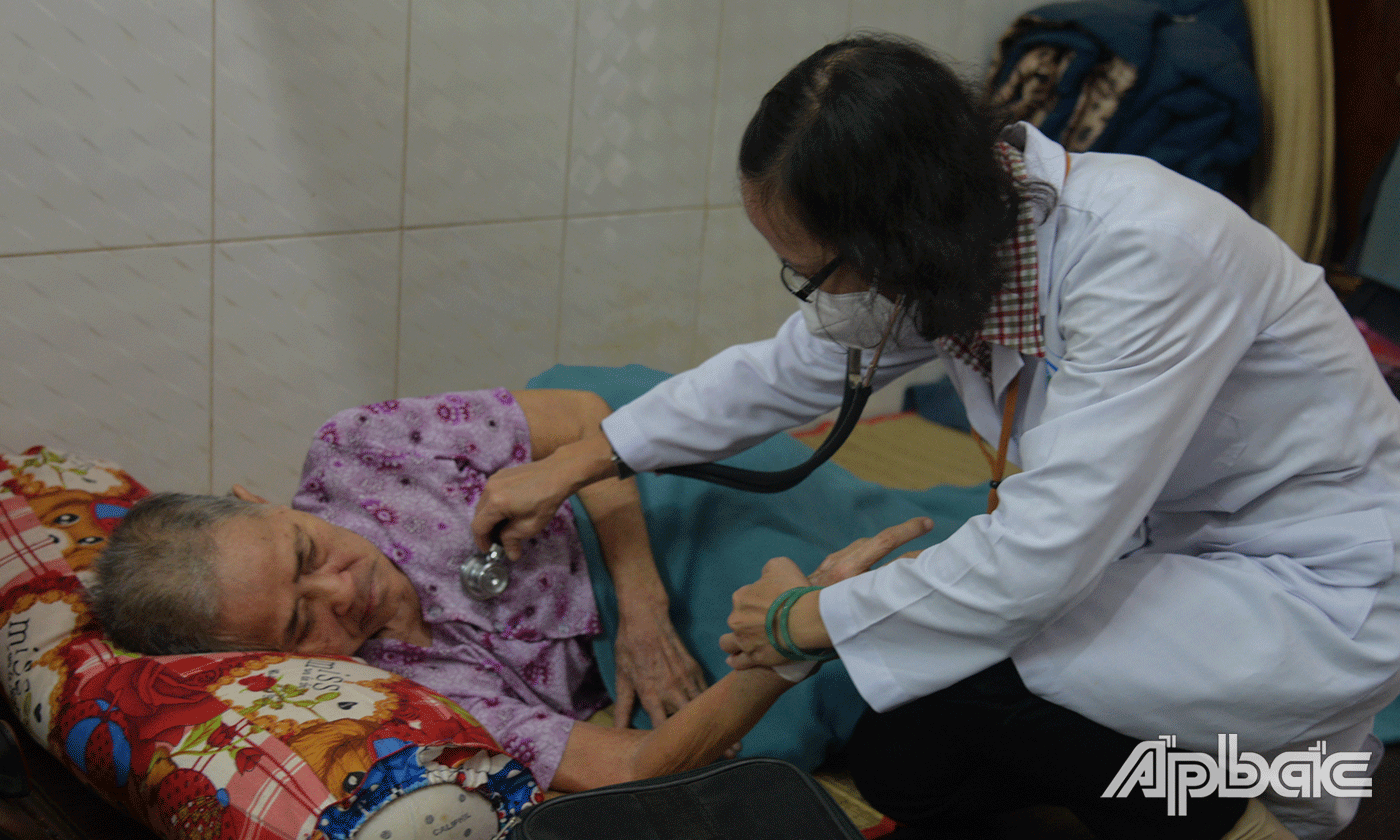 Bác sĩ Nguyễn Phương Tâm khám bệnh tại nhà theo mô hình bác sĩ gia đình.