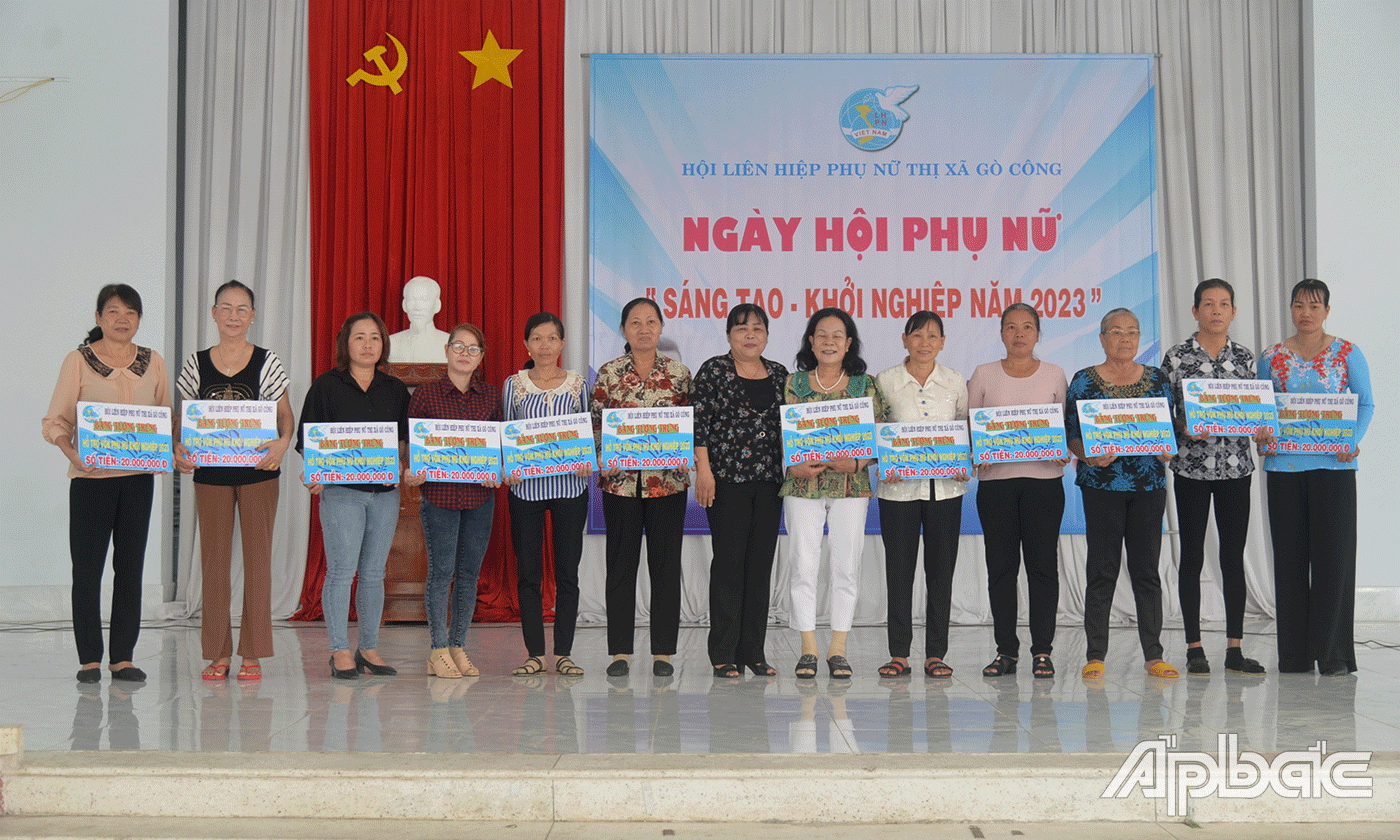 Trao vốn hỗ trợ khởi nghiệp cho 12 hội viên phụ nữ khó khăn.