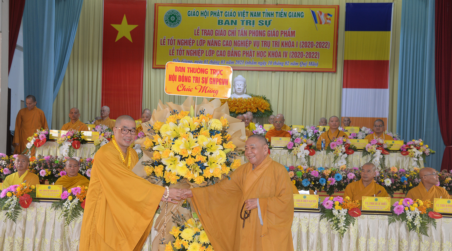 Hòa thượng Thích Thiện Nhơn, Chủ tịch Hội đồng trị sự Giáo hội Phật giáo Việt Nam trao hoa chúc m