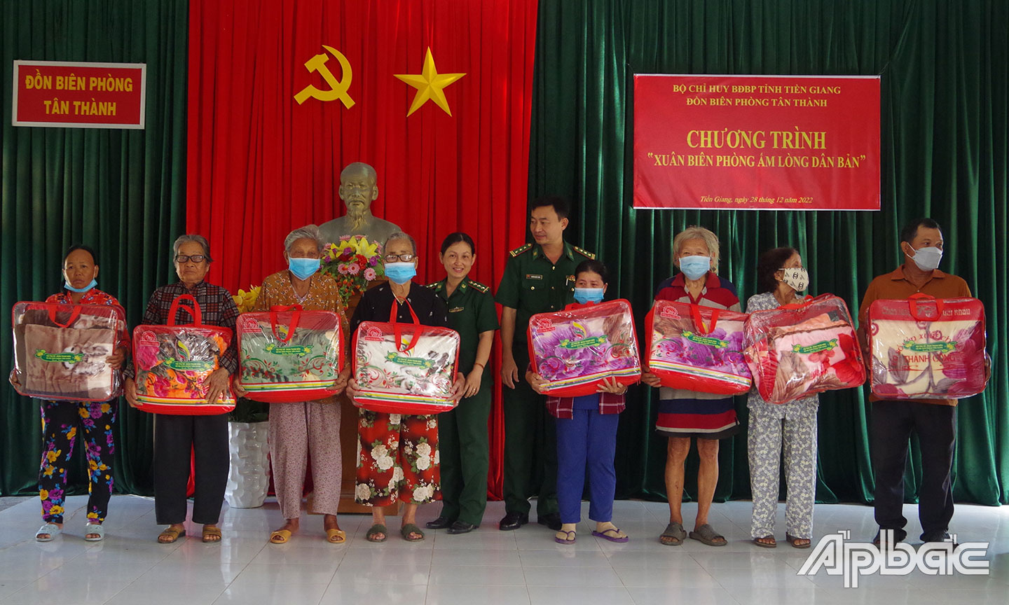  BĐBP Tiền Giang tặng quà cho nhân dân có hoàn cảnh khó khăn trên khu vực biên giới biển của tỉnh.