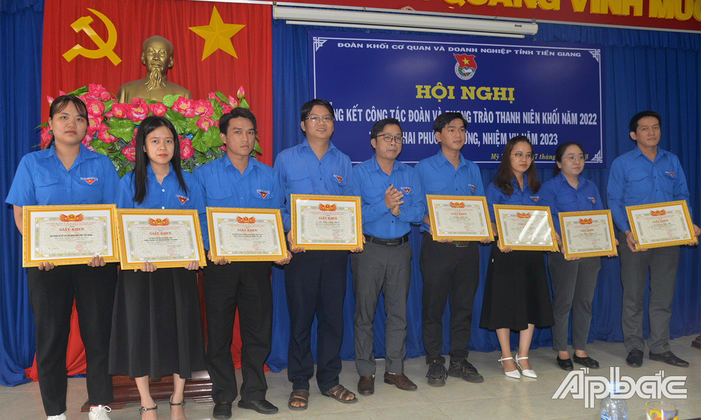 Trao Bằng khen của Tỉnh đoàn và giấy khen của Đoàn khối cho các tập thể, cá nhân.