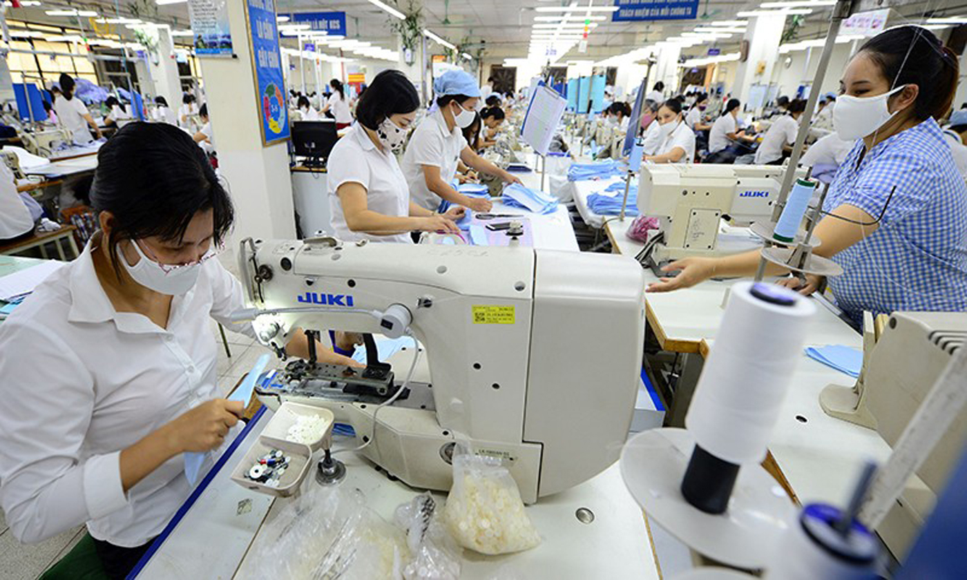 May quần áo xuất khẩu ở Tổng công ty May 10. (Ảnh TRẦN TUẤN)