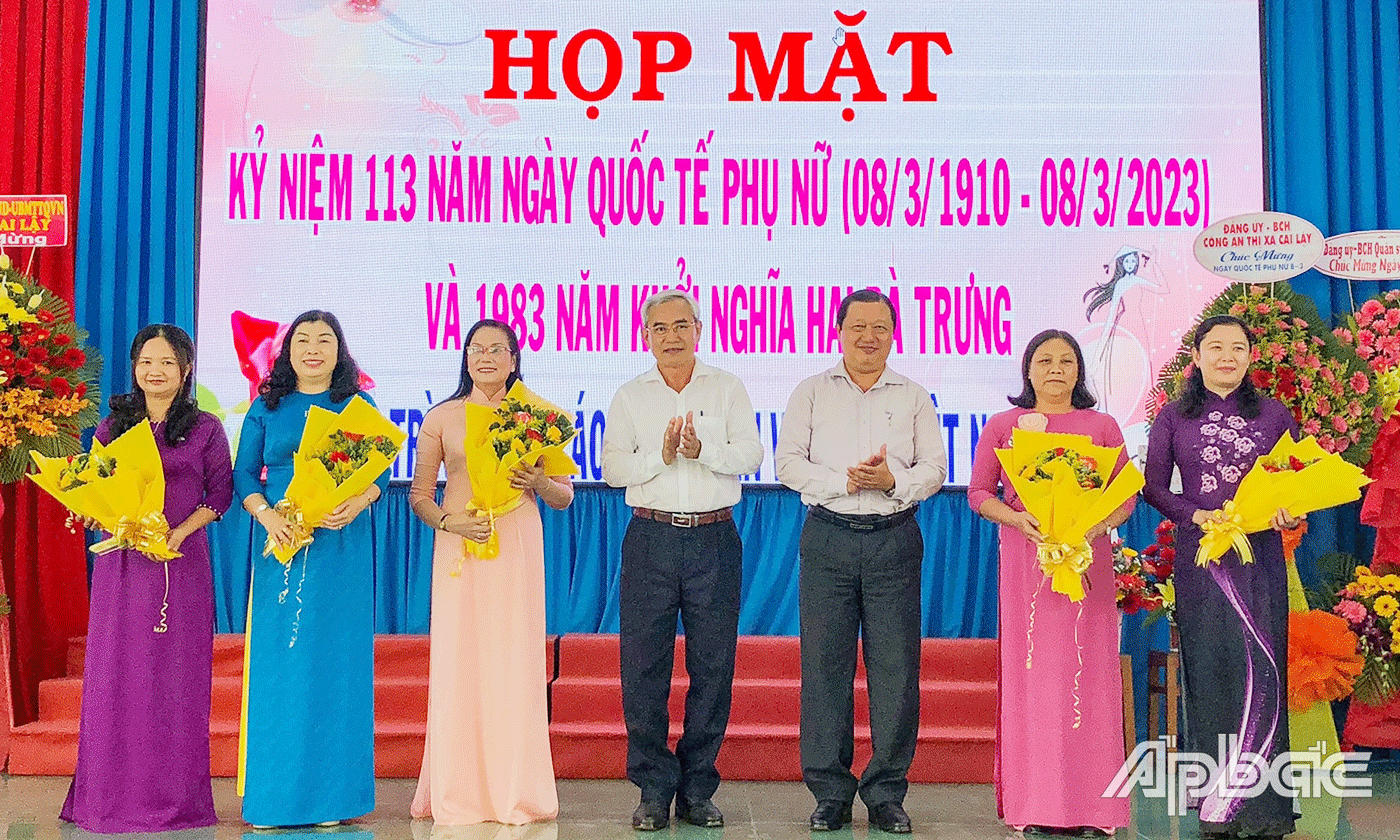 Tổ chức họp mặt 8-3.