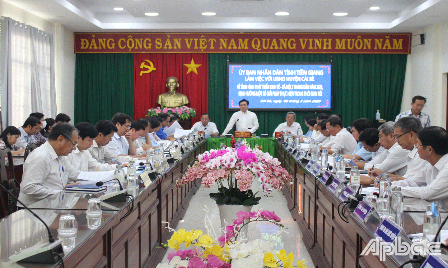 Quang cảnh buổi làm việc. 