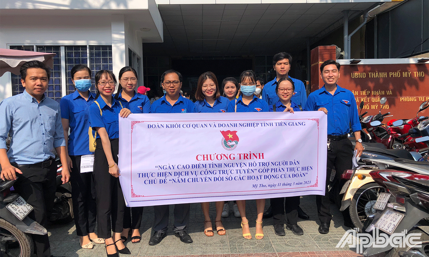đoàn viên, thanh niên hỗ trợ người dân thực hiện dịch vụ công trực tuyến” tại Bộ phận Tiếp nhận và trả kết quả TP. Mỹ Tho 