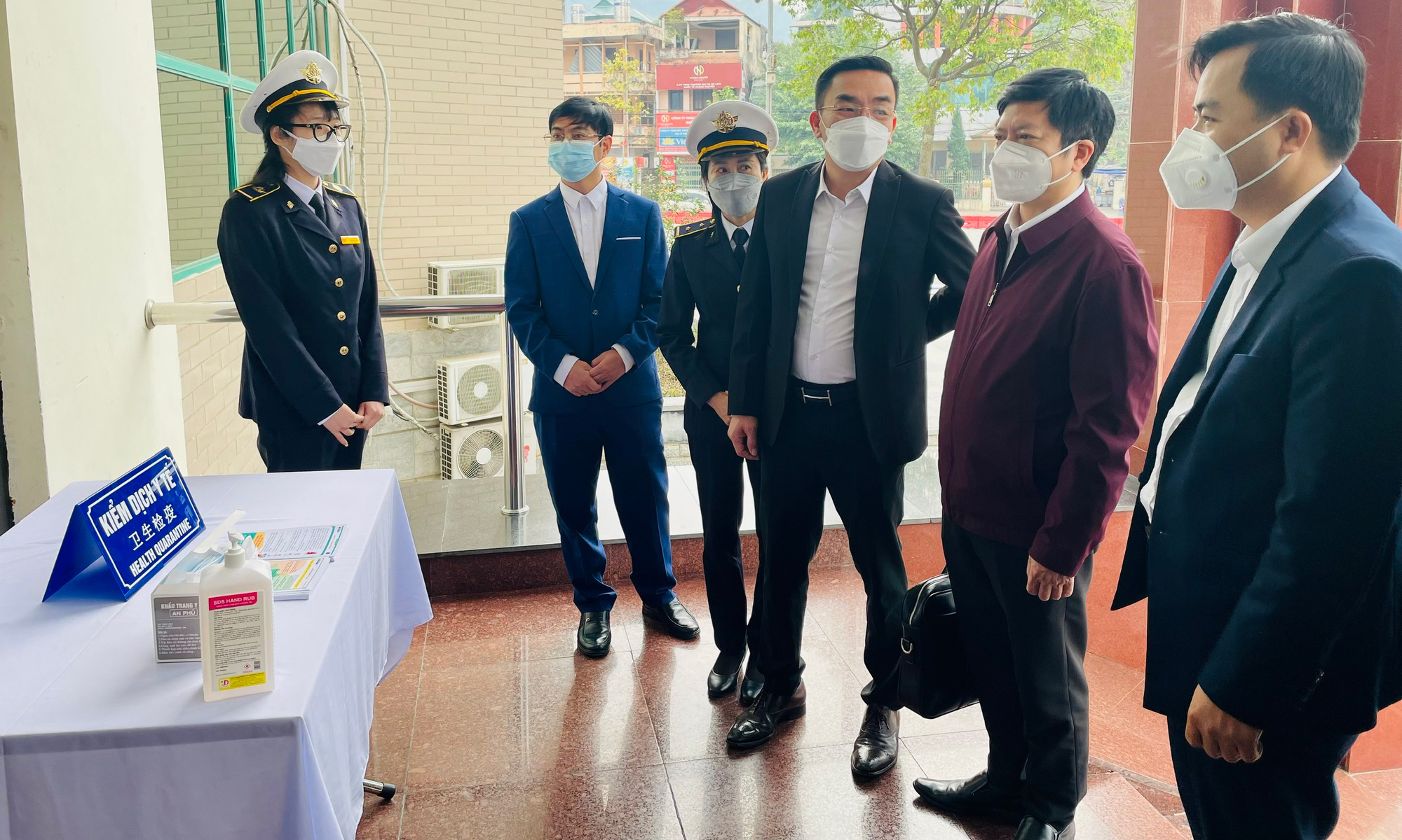Đoàn công tác của Bộ Y tế kiểm tra công tác kiểm dịch y tế quốc tế tại cửa khẩu Quốc tế Lào Cai. Ảnh: Thái Bình