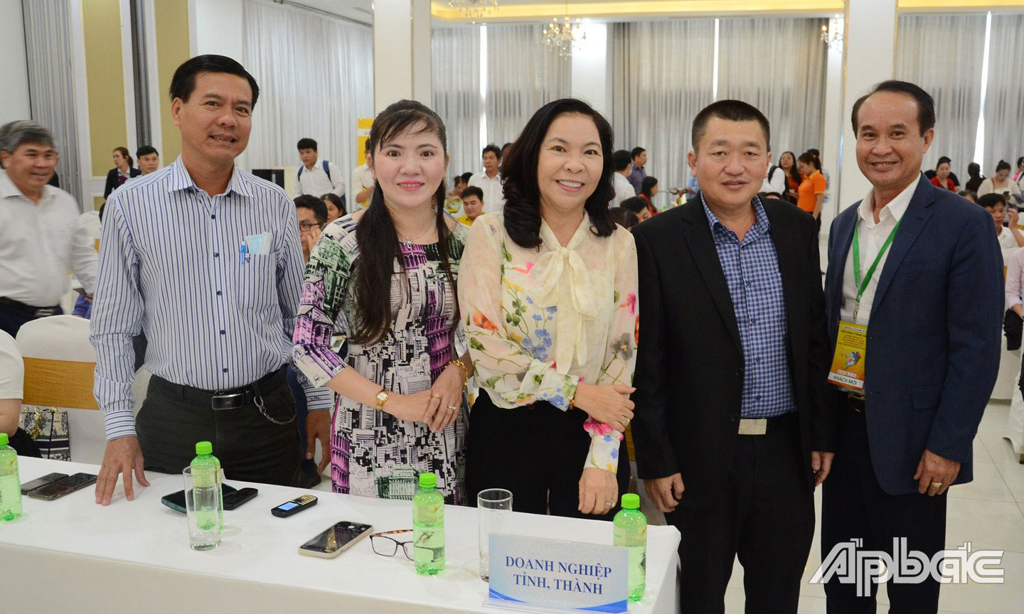 Đồng chí Lưu Văn Phi (phải) cùng các doanh nghiệp Tiền Giang tại Hội nghị tổng kết Chương trình hợp tác phát triển kinh tế - xã hội giữa TP. Hồ Chí Minh và các tỉnh, thành phố vùng Đồng bằng sông Cửu Long diễn ra vào ngày 11-3 tại tỉnh Bến Tre. 					                                                                                            Ảnh: MINH THÀNH