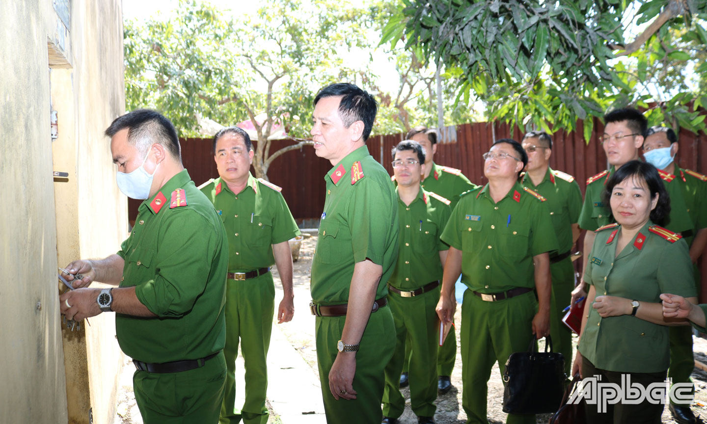Đoàn khảo sát kiểm tra tại Trại tạm giam Công an tỉnh Tiền Giang. 