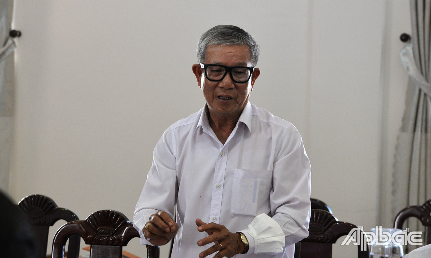 Lãnh đạo UBND huyện Gò Công Tây và lãnh đạo HTX Giao thông vận tải Gò Công Tây phát biểu tại buổi làm việc