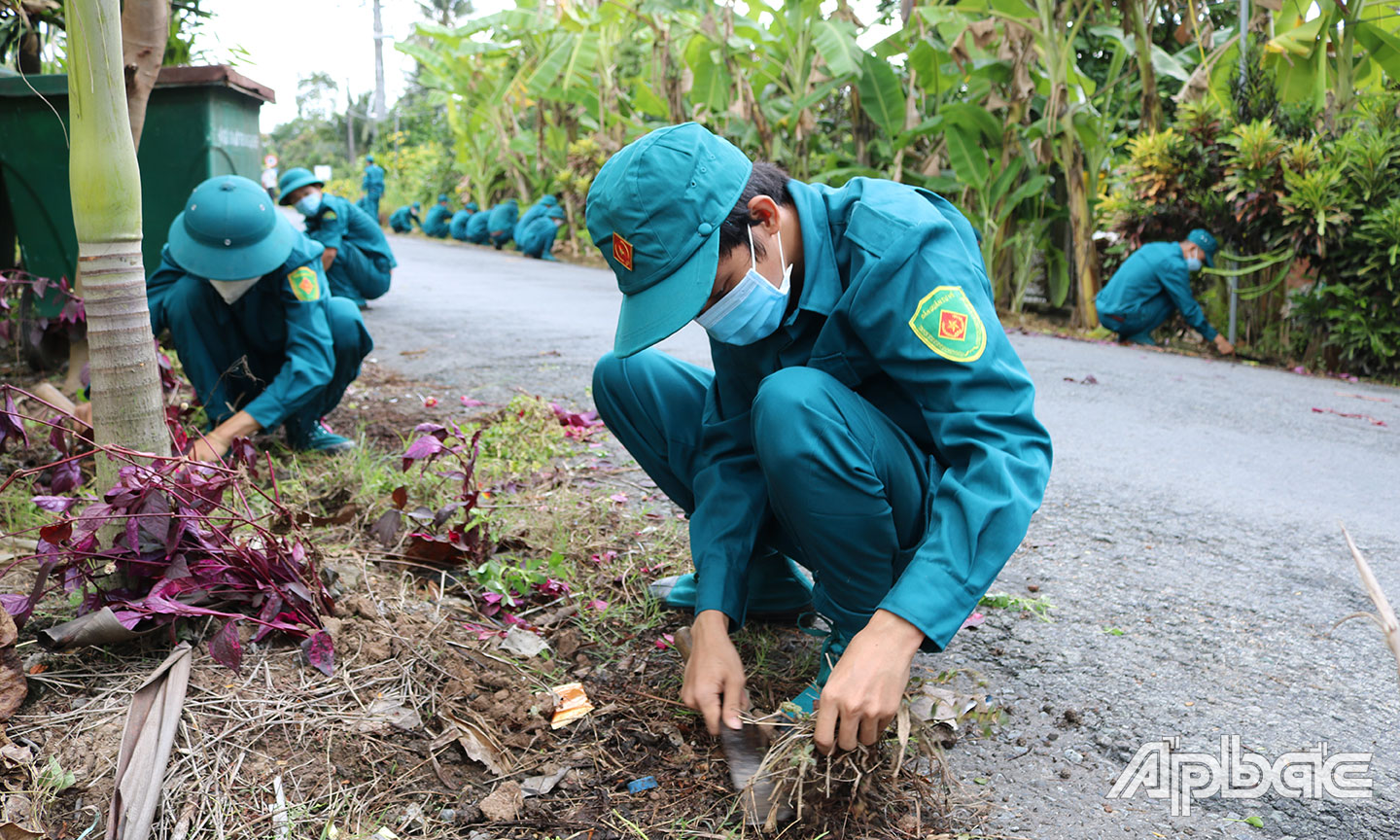  Huấn luyện dân quân kết hợp với công tác vận động quần chúng dọn cỏ và trồng hoa. 