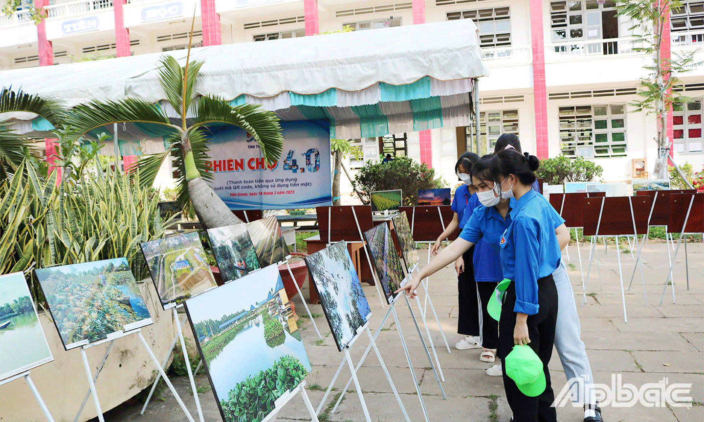 Đoàn viên thanh niên tham quan ảnh đẹp Tiền Giang được trưng bày tại Hội trại