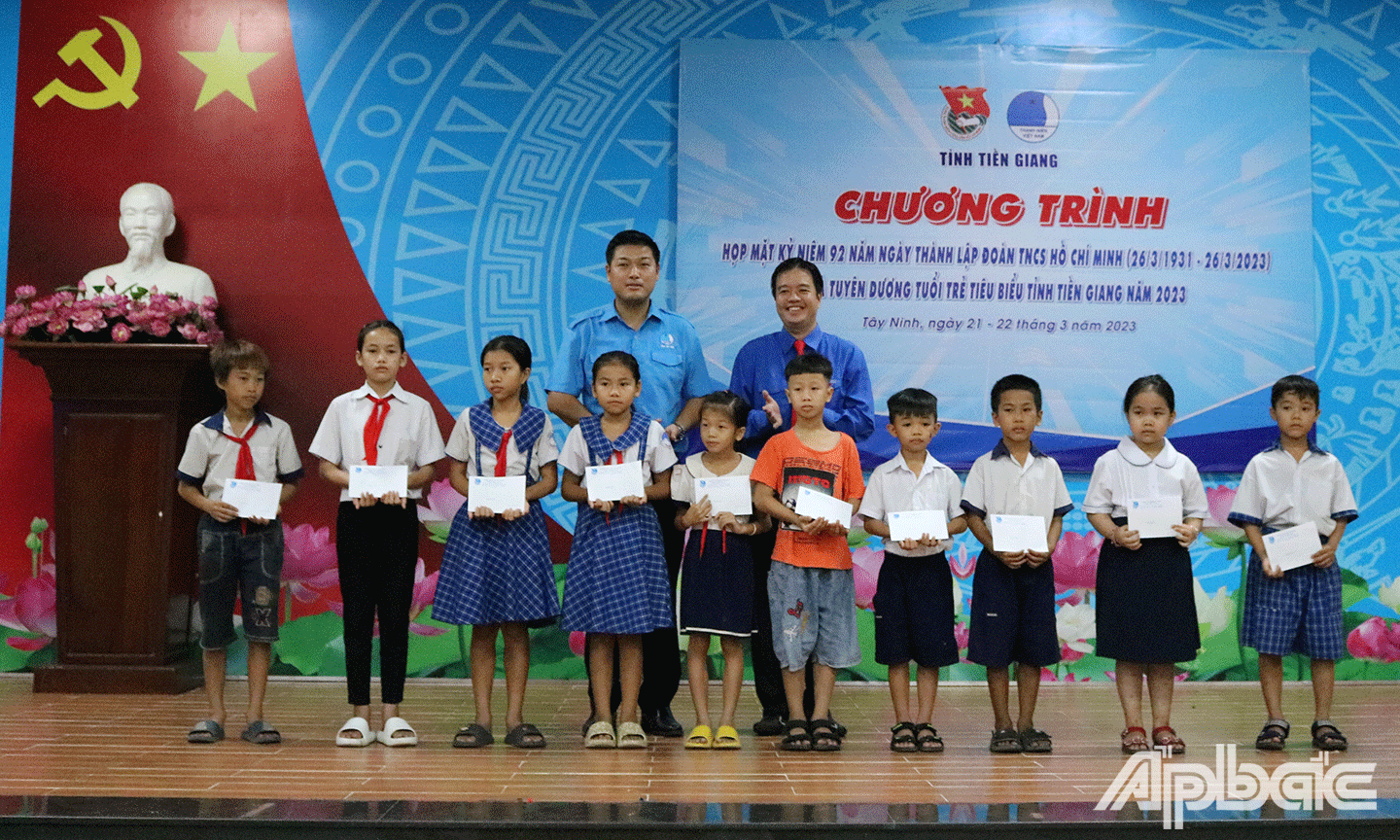Tỉnh Đoàn Tiền Giang trao tặng 10 suất học bổng (1 triệu đồng/suất) cho các em học sinh khó khăn trên địa bàn huyện Tân Biên, tỉnh Tây Ninh