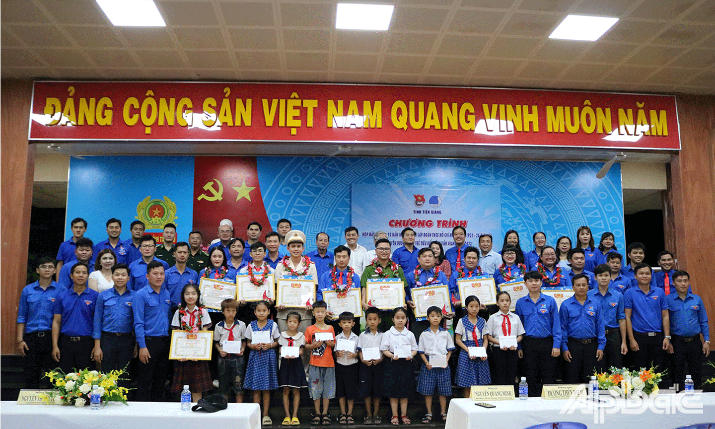 Đại biểu cùng đoàn viên thanh niên tỉnh Tây Ninh và Tiền Giang chụp ảnh lưu niệm trong buổi họp mặt