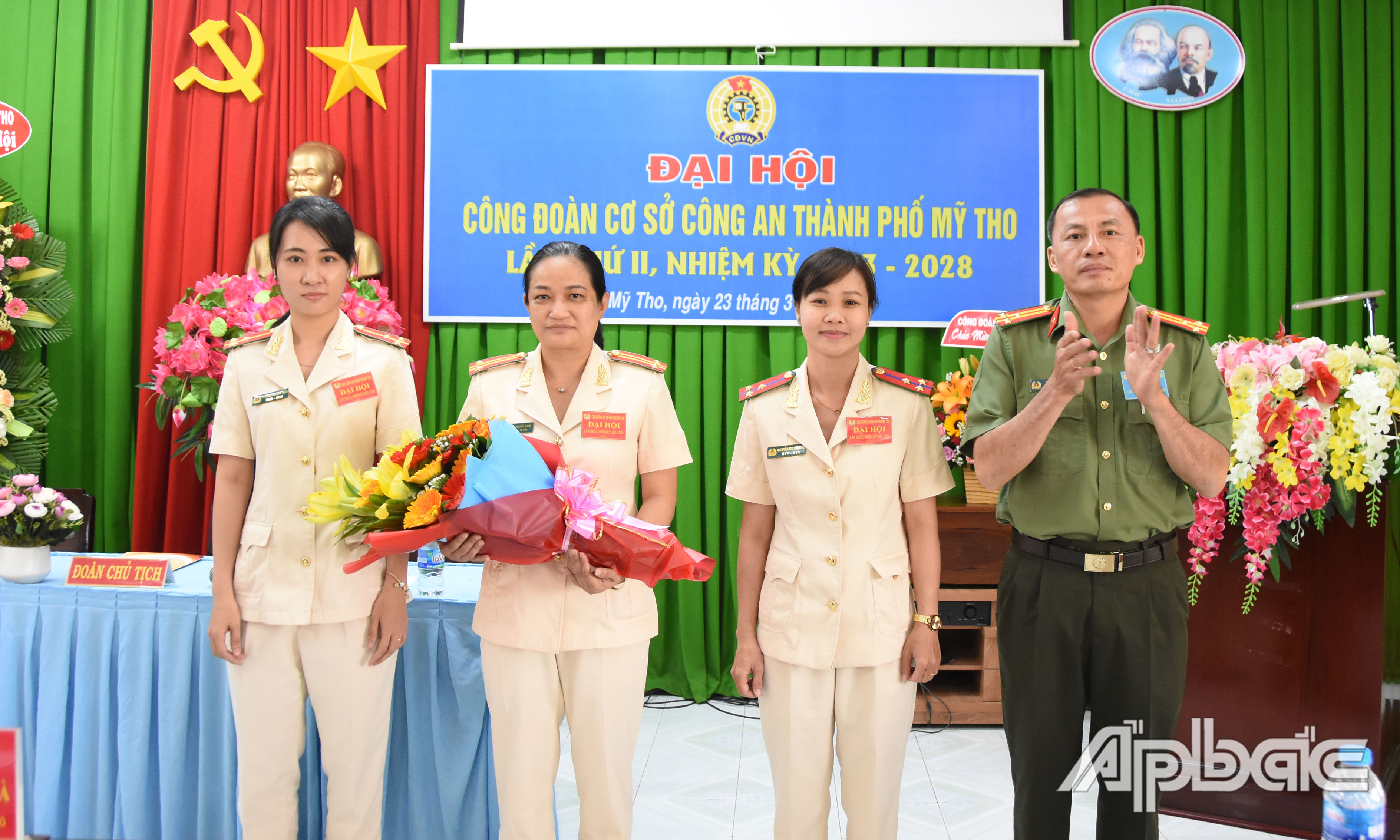 Ban Chỉ huy Công an TP. Mỹ Tho tặng hoa chúc mừng Ban chấp hành Công đoàn cơ sở Công an TP. Mỹ Tho nhiệm kỳ 2023 - 2028.