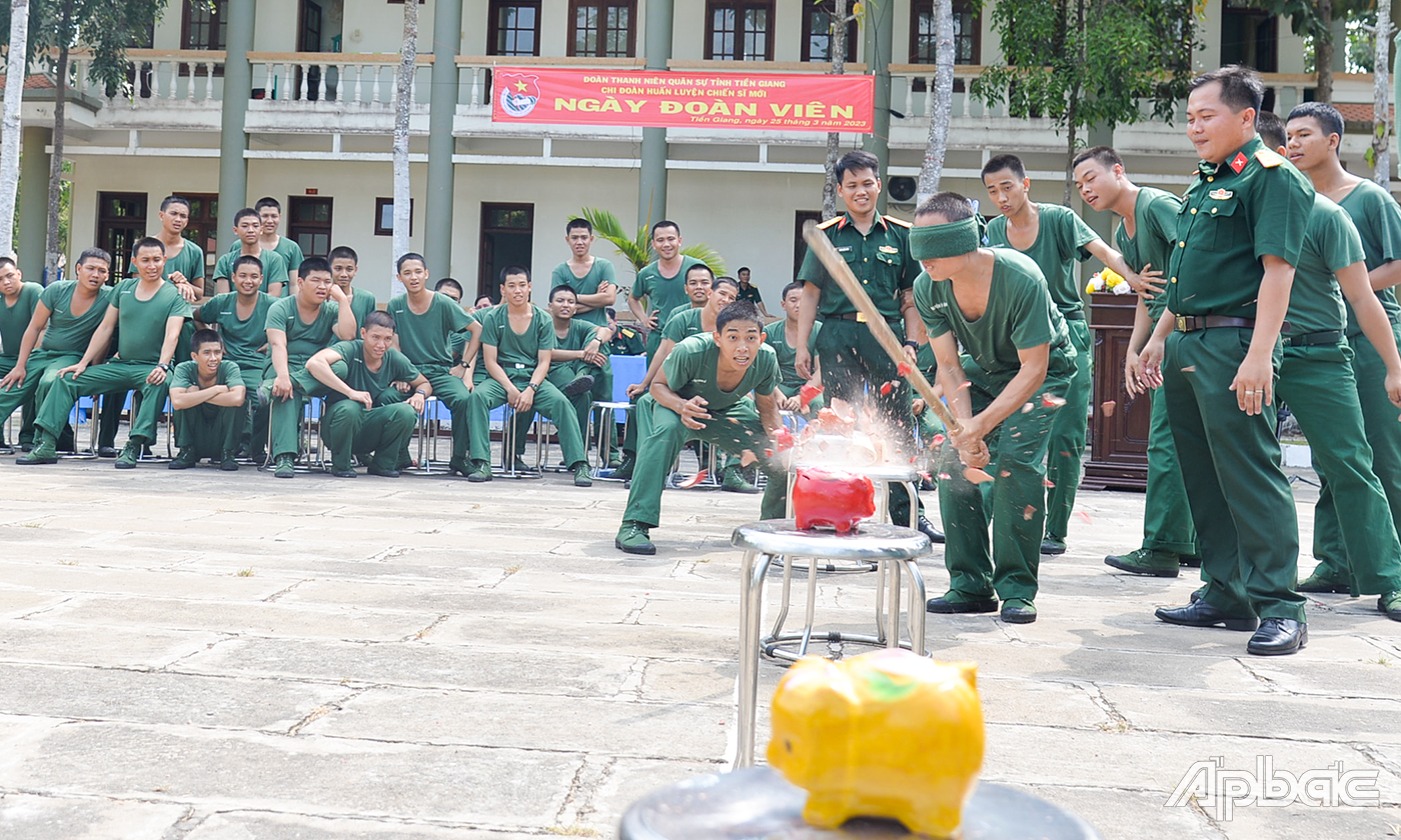 Chiến sĩ mới cùng đoàn viên, thanh niên các đơn vị kết nghĩa trên địa bàn đóng quân tham gia trò chơi nhân Ngày Đoàn viên.