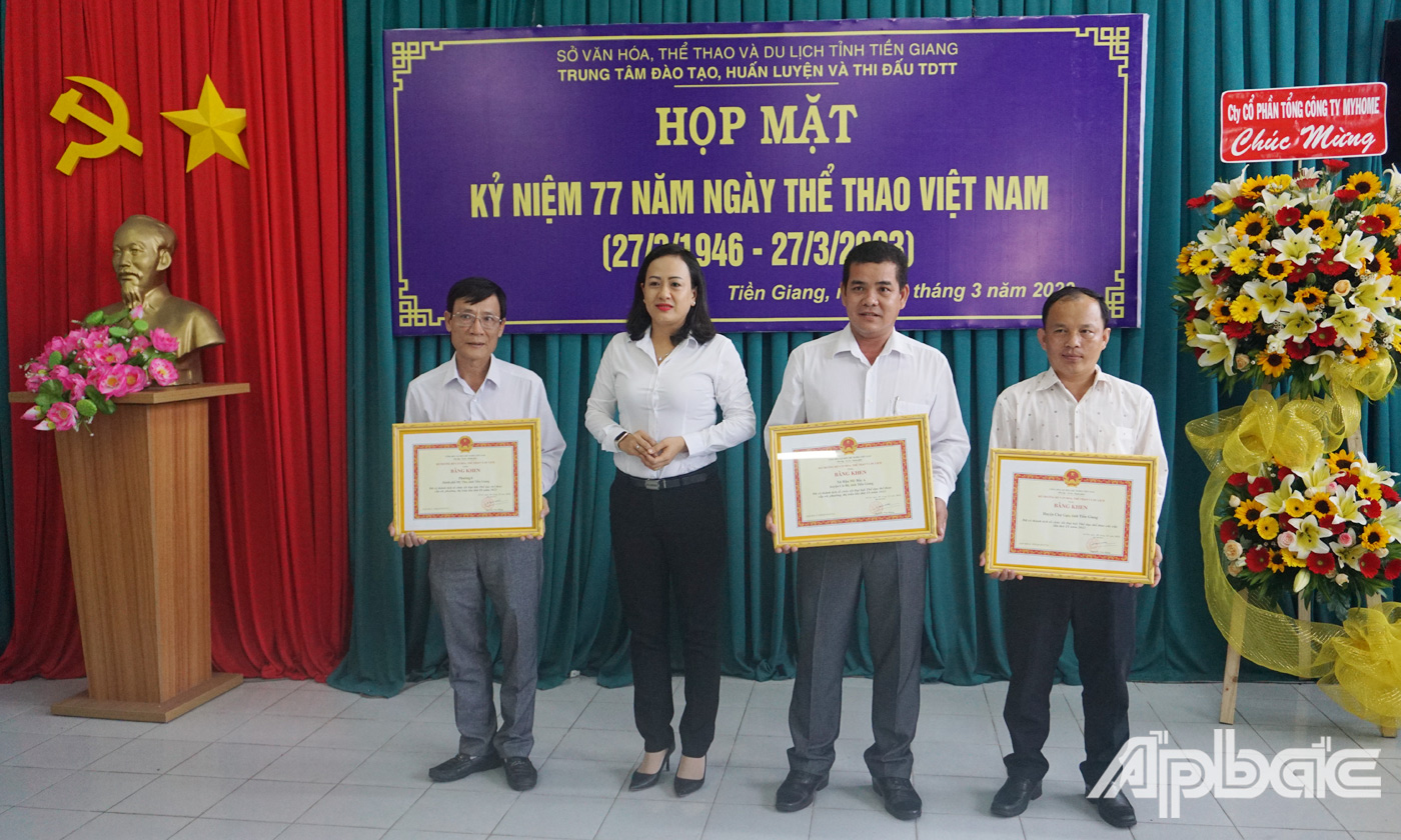 Phó Giám đốc Sở Văn hóa - Thể thao & Du lịch tỉnh Tiền Giang Nguyễn Thị Kim Chi  trao bằng khen của Bộ Văn hóa Thể thao và Du lịch cho các tập thể có thành tích tổ chức tốt Đại hội Thể dục thể thao các cấp lần thứ IX năm 2022. 