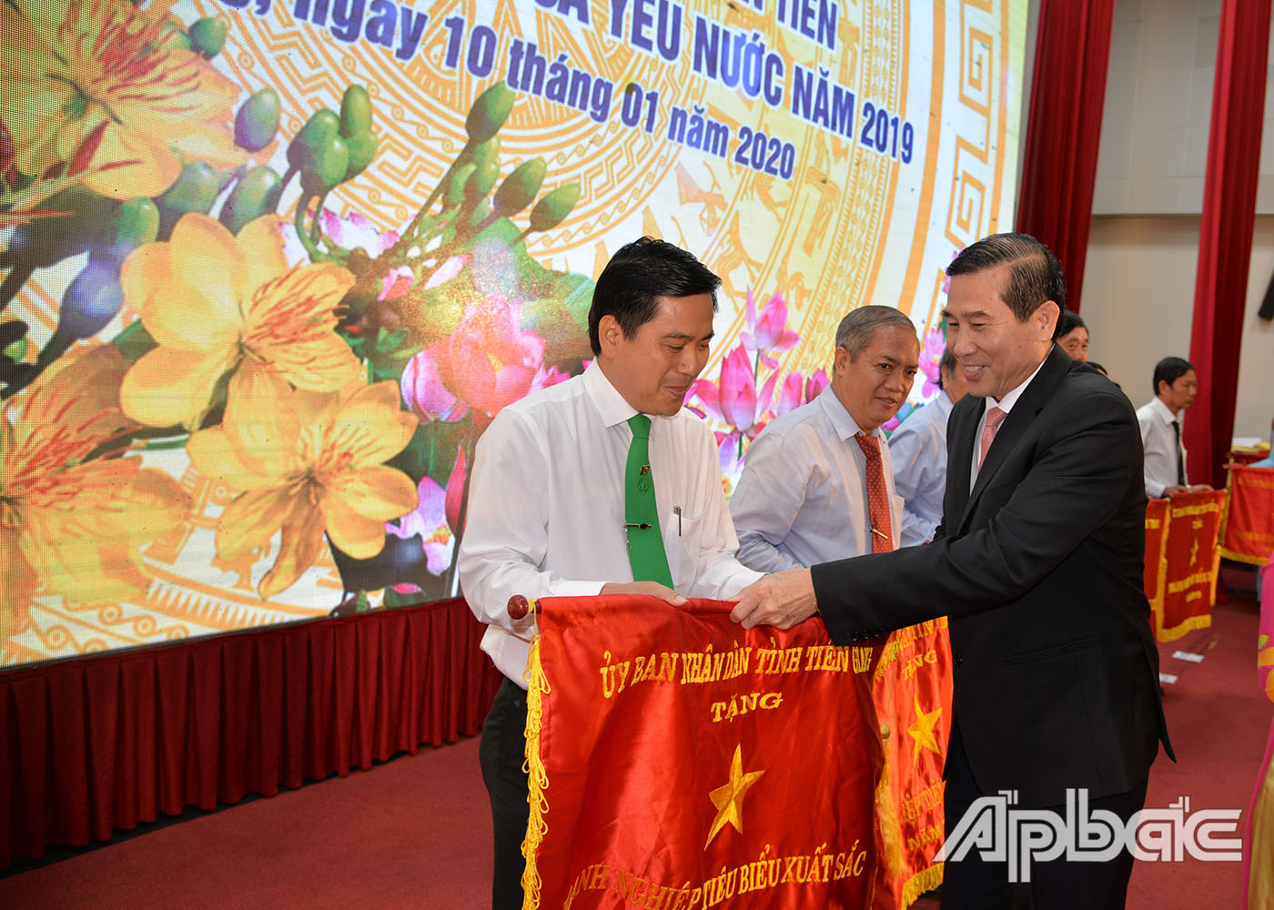UBND tỉnh tặng Cờ thi đua, Bằng khen cho nhiều tập thể, cá nhân đã có thành tích tiêu biểu xuất sắc trong thực hiện nhiệm vụ chính trị và chỉ tiêu kế hoạch Nhà nước năm 2019…