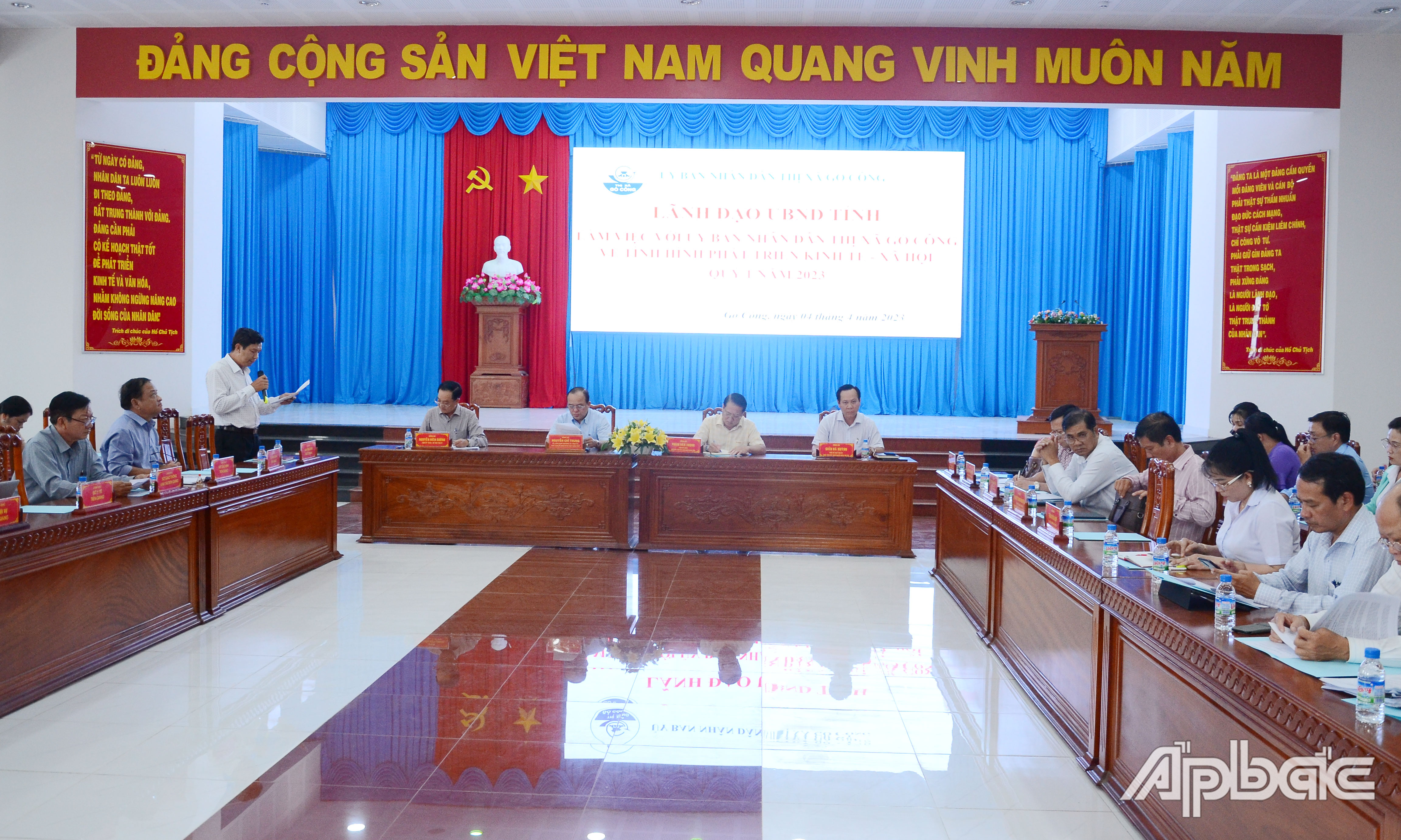 Quang cảnh buổi làm việc.